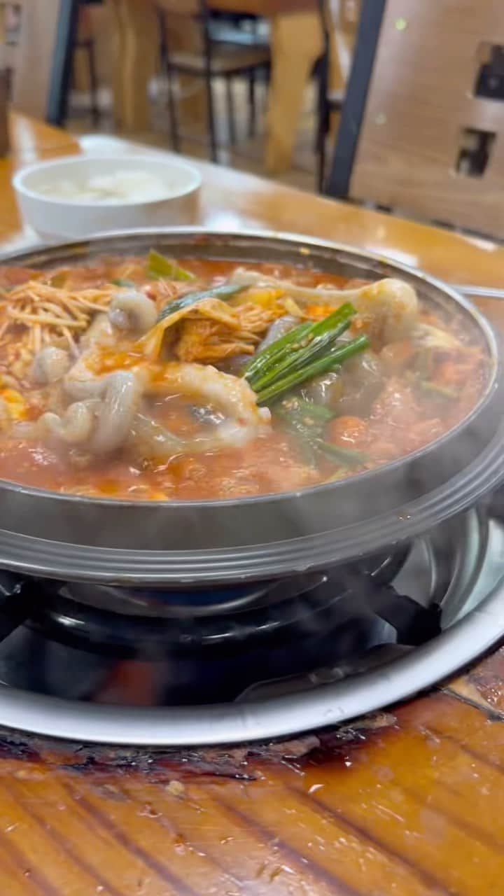 堀江貴文のインスタグラム：「#パルガンゴチャングネ #빨간거짱구네 #korean #hotpot #octopus #生きたタコを辛み鍋に投入 #美味しくないわけがない #いってらっしゃい #夕食 #料理 #美味しい #ごはん #food #foodlovers #foodie  #delicious #foodoftheday #foodgasm  #yum #yummy #tasty #eat #eating #hungry #foodpics #fresh #tasty #eating #foodpic #instafood」