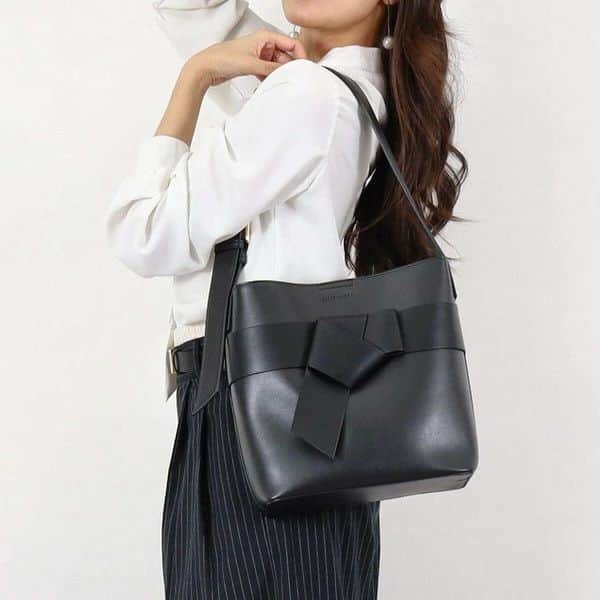 SMIRNASLI_officialのインスタグラム：「SAMIRNASLI 2023新作 リボンのモチーフが スタイリッシュで coolな印象に ・ ・ ・ ・ ・  #サミールナスリ #samirnasli #coo_online #zozo #マルイウェブチャネル #オンライン #wark #off #on #bag #fashion #instagood #instagram #design #japan #fashionstyle #cool #モノトーンコーデ #monotone #new #item #superdelivery」