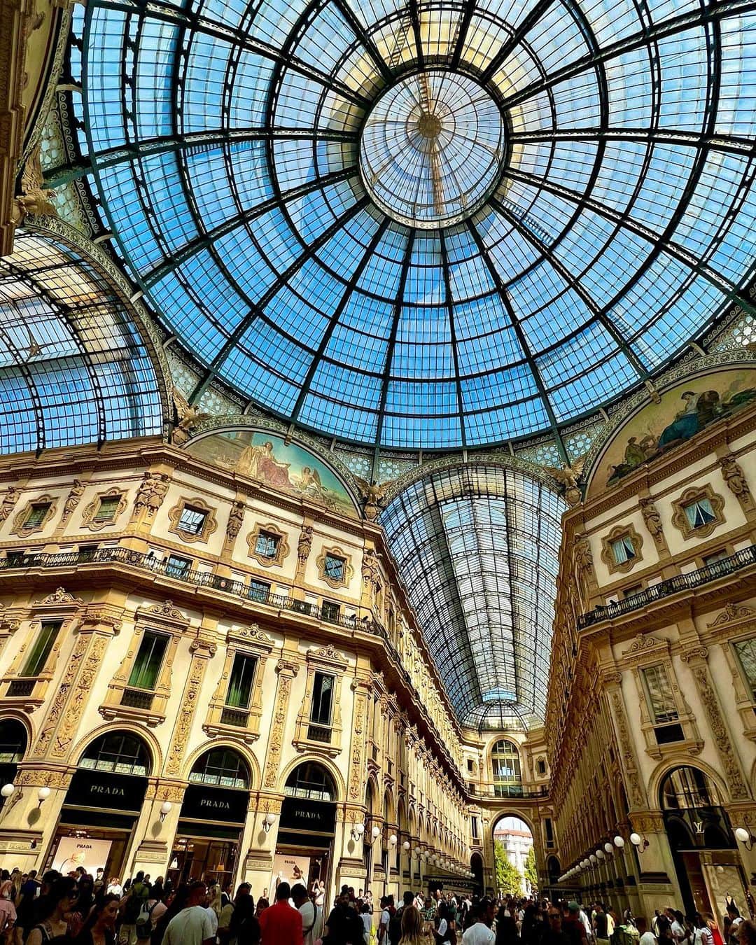 乙武洋匡さんのインスタグラム写真 - (乙武洋匡Instagram)「【#Milano】世界三大都市といえば、ニューヨーク、ロンドン、パリだけれど、#ミラノ にはそれらの都市にはない魅力があるように思う。それはローマのように「一度行けばいいかな」と思わせる消費型の魅力ではなく、何度でも訪れたくなる、そして訪れるたびに新たな発見をくれるような魅力だったりする。  #ミラノ大聖堂（#ドゥオモ）や『#最後の晩餐』など、何度訪れても変わらぬ表情で迎えてくれるアイコンもあるけれど、街の中心部はつねに変化に富んでいて、次に訪れたときにはどんな表情を見せてくれるのだろうとドキドキさせてくれる。  今回も街中で偶然に動画で投稿した（8枚目）歌声に出会って、心が震えて、恥ずかしいくらい泣いてしまった。おそらくプロの歌手ではないと思うのだけれど、こんな人が街中で歌っているだなんて、なんて魅力的な都市なんだろう。  「ファッションの街」「流行の最先端」なんていう言葉では簡単に言い尽くせないミラノの魅力をきちんと言語化するためには、この街に暮らしてみるしかないのかもしれないな。  イタリア９日間の旅は、これでおしまい。でも、旅はもう少し続きます。最後までお付き合いください。」9月5日 8時39分 - ototake_official