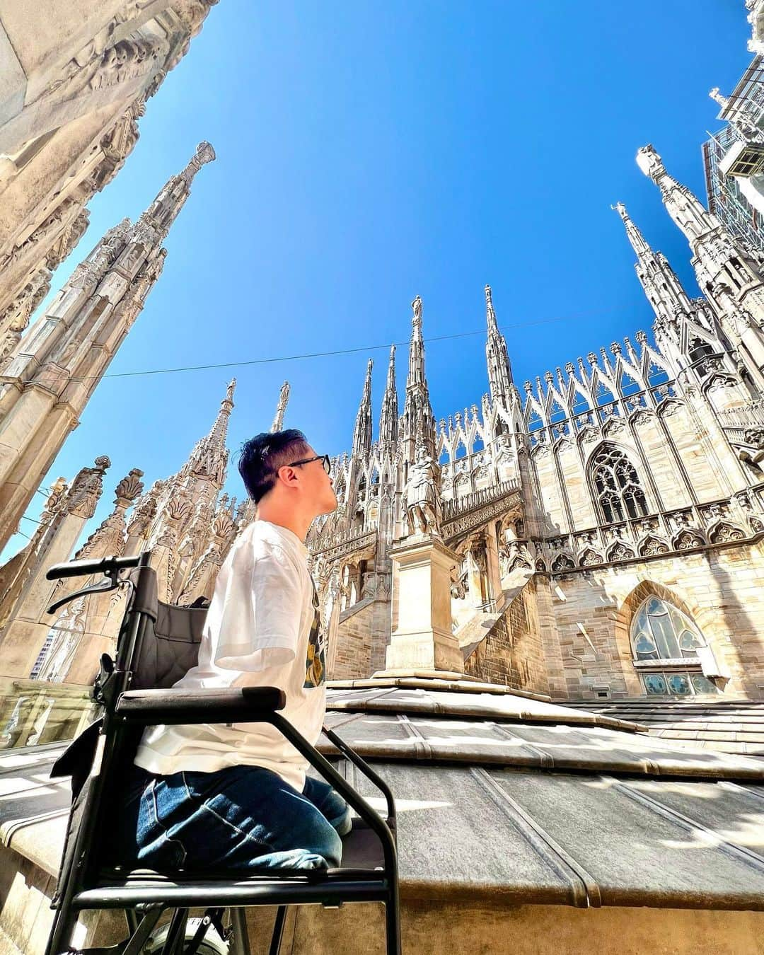 乙武洋匡のインスタグラム：「【#Milano】世界三大都市といえば、ニューヨーク、ロンドン、パリだけれど、#ミラノ にはそれらの都市にはない魅力があるように思う。それはローマのように「一度行けばいいかな」と思わせる消費型の魅力ではなく、何度でも訪れたくなる、そして訪れるたびに新たな発見をくれるような魅力だったりする。  #ミラノ大聖堂（#ドゥオモ）や『#最後の晩餐』など、何度訪れても変わらぬ表情で迎えてくれるアイコンもあるけれど、街の中心部はつねに変化に富んでいて、次に訪れたときにはどんな表情を見せてくれるのだろうとドキドキさせてくれる。  今回も街中で偶然に動画で投稿した（8枚目）歌声に出会って、心が震えて、恥ずかしいくらい泣いてしまった。おそらくプロの歌手ではないと思うのだけれど、こんな人が街中で歌っているだなんて、なんて魅力的な都市なんだろう。  「ファッションの街」「流行の最先端」なんていう言葉では簡単に言い尽くせないミラノの魅力をきちんと言語化するためには、この街に暮らしてみるしかないのかもしれないな。  イタリア９日間の旅は、これでおしまい。でも、旅はもう少し続きます。最後までお付き合いください。」