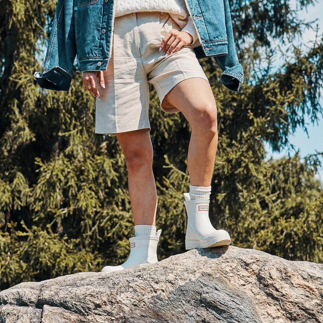 ハンターブーツのインスタグラム：「Practical and stylish for the world outside. Shop now on hunterboots.com」