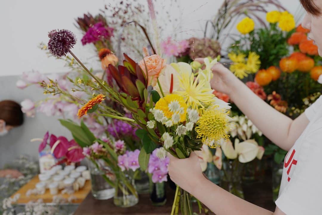 前田有紀のインスタグラム：「9月に入り、神宮前の花屋NURでは大きめの花束のご依頼が多くはいるようになりました。秋の草花がミックスされたブーケは、ちょっとしっとり、涼やかな雰囲気を纏っています。 ギフトのオーダーは、 @nur__flower のDMまたはメールで承っております。また一輪からでもお選びいただけます。  今日も11:00-18:00まで営業していますので、よかったら遊びにいらしてくださいね！  NUR flower @nur__flower  東京都渋谷区神宮前4-23-6 perry houseNO,2.3 open 11:00-18:00」