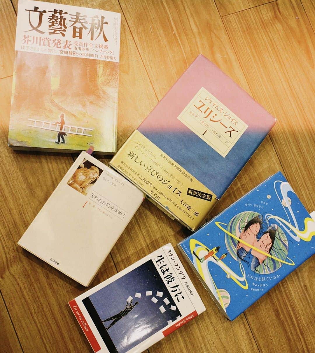 日下部ゆいこのインスタグラム：「. . 家の物を増やさないためと 持ち運びの楽さで もっぱら電子書籍派になって しまいましたが... . . 実家に寄った際に 久しぶりに紙の本をいくつか持ち帰り。 先日の芥川賞を受賞した 「ハンチバック」面白かった〜。 ジョイス、クンデラ、プルースト。 最近は韓国人作家もよく読みます。 . . 自分だけの本に囲まれた書斎を 作るのが目標のひとつ。 本当は美女と野獣の図書室が理想(おい) . . #本好き#本の虫#読書」
