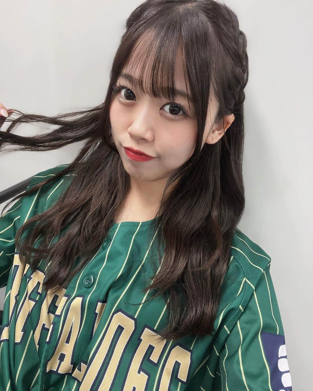 REINAのインスタグラム：「⁡ ⁡ おは🐰♡ ⁡ 今日からほっともっとフィールド神戸での 2連戦です⚾️💫✨️ ⁡ お天気持ちますように(；；) ⁡ 試合前にはBsStageの開催も💎 観覧無料ですのでぜひお集まりください👣⸒⸒ ⁡ ⁡ 花火ナイトも楽しみですね＾＾ 今年たっっくさん花火見れてる🙈🙈 ⁡ ⁡ 勢いに乗って連勝して、 マジック減らすぞ〜！！❤️‍🔥❤️‍🔥 ⁡ また後ほどです🏟⚾︎𓈒𓂂𓏸 ⁡ ⁡ ⁡ ⁡ ⁡ ⁡ ⁡ #オリックス #BsGirls #Bs2023 #NPB #ORIX #buffaloes #プロ野球 #baseball #野球 #野球好き #オリ姫 #インスタ野球女子 #オリックスバファローズ #球場 #ユニフォーム #ほっともっとフィールド神戸 #ホーム戦 #BsGirls10th💎 #instalike #like4like #followme  #reina_bsgirls #reina_360  #SMILE全開 #🌼 #🐰 #🥐」