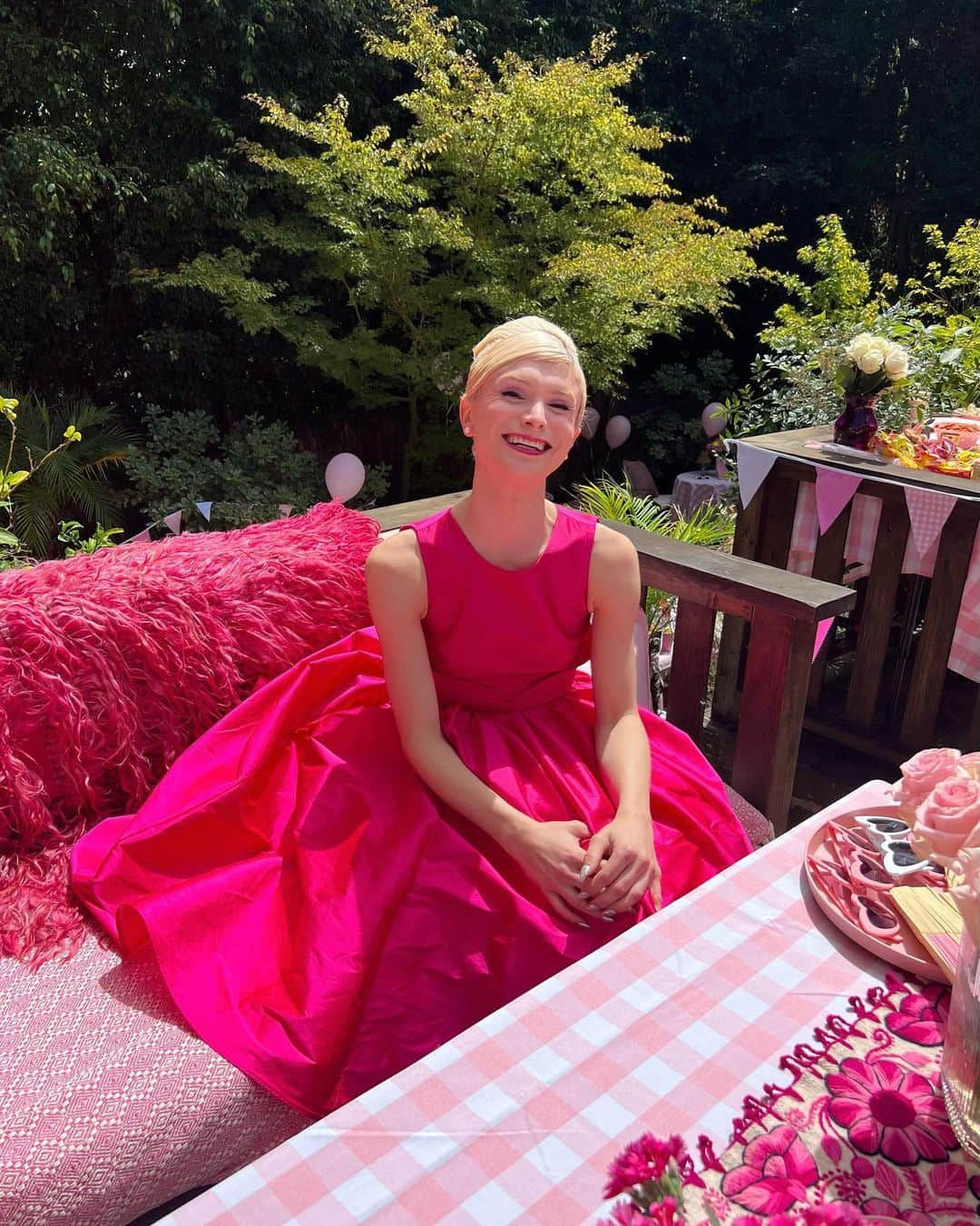 DYLAN MULVANEYさんのインスタグラム写真 - (DYLAN MULVANEYInstagram)「My housewarming party 🏠🎀 Thank you to @danidazey for designing and @paladincreative for party planning! Miss honey cottage activated !!!」9月5日 9時27分 - dylanmulvaney