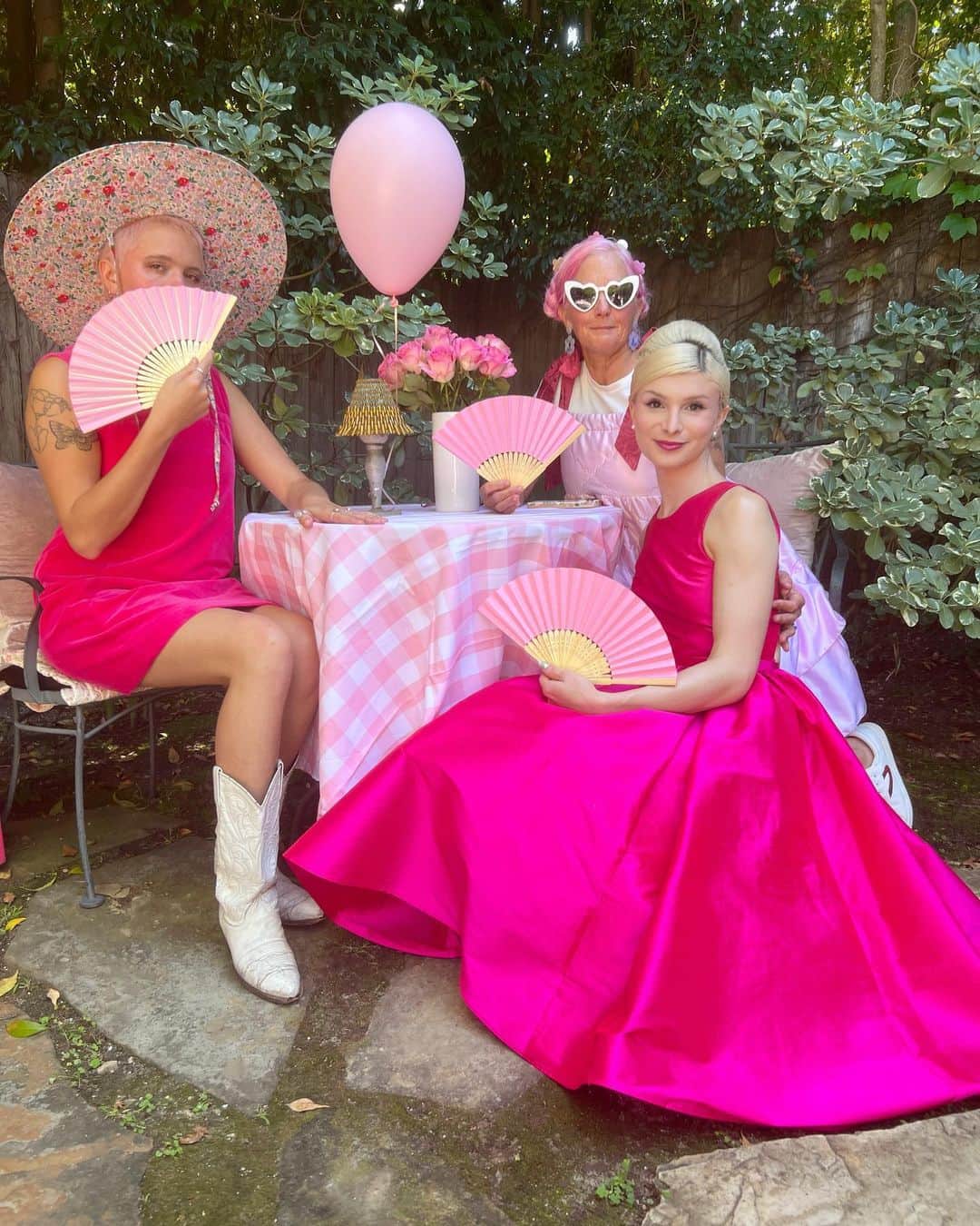 DYLAN MULVANEYさんのインスタグラム写真 - (DYLAN MULVANEYInstagram)「My housewarming party 🏠🎀 Thank you to @danidazey for designing and @paladincreative for party planning! Miss honey cottage activated !!!」9月5日 9時27分 - dylanmulvaney