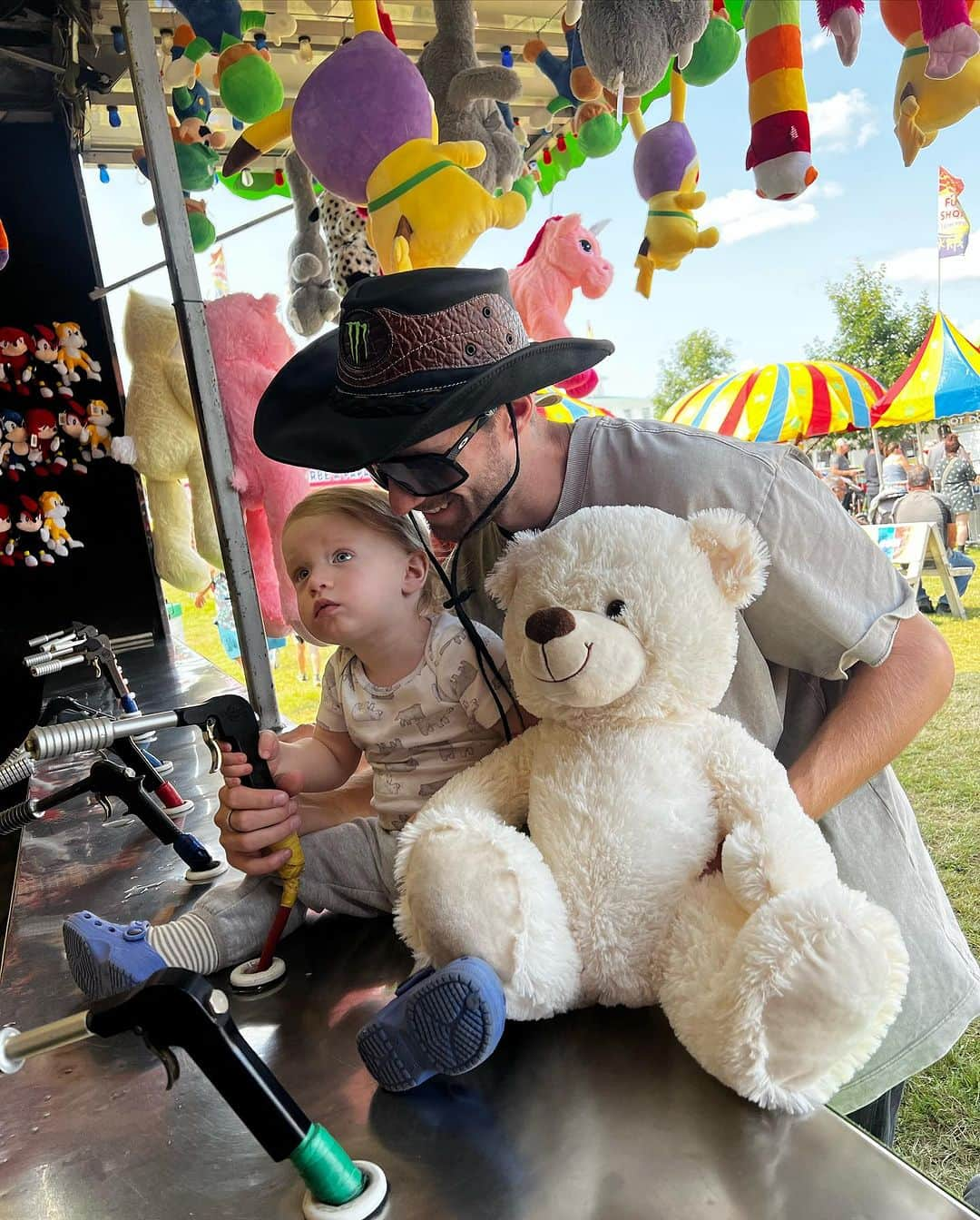 マックス・パロットさんのインスタグラム写真 - (マックス・パロットInstagram)「Brome fair type of weekend! Lot’s of fun! Another teddy for Blake’s collection at home🙌🏻」9月5日 9時27分 - maxparrot