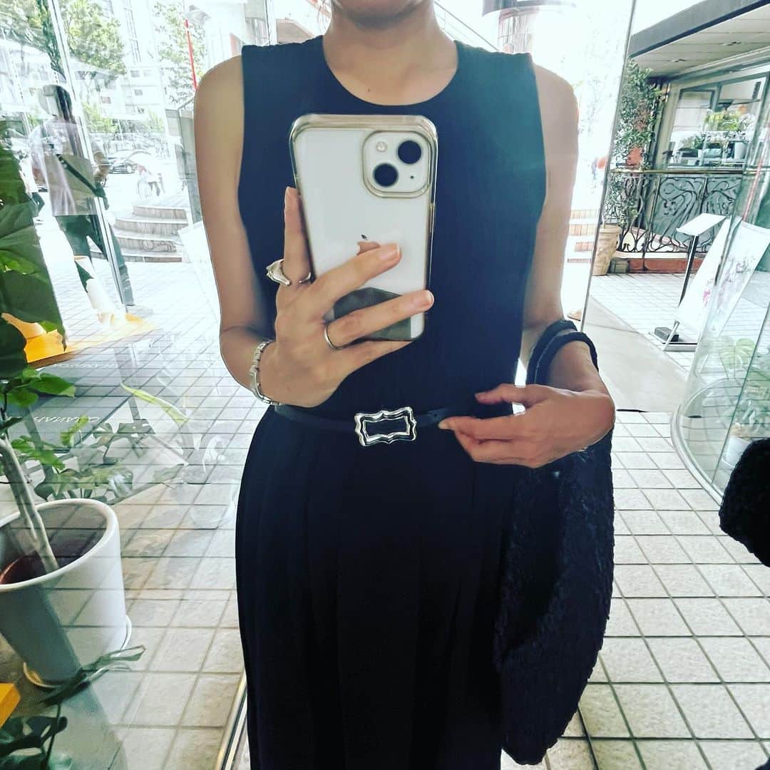 のインスタグラム：「9月と思えないほど暑い💦 羽織りの出番もなかなかないので、届いたばかりのベルトで気分転換☺️  アバケーションのベルト、気に入ってゴールドハートに続き、シルバーリボンも。」