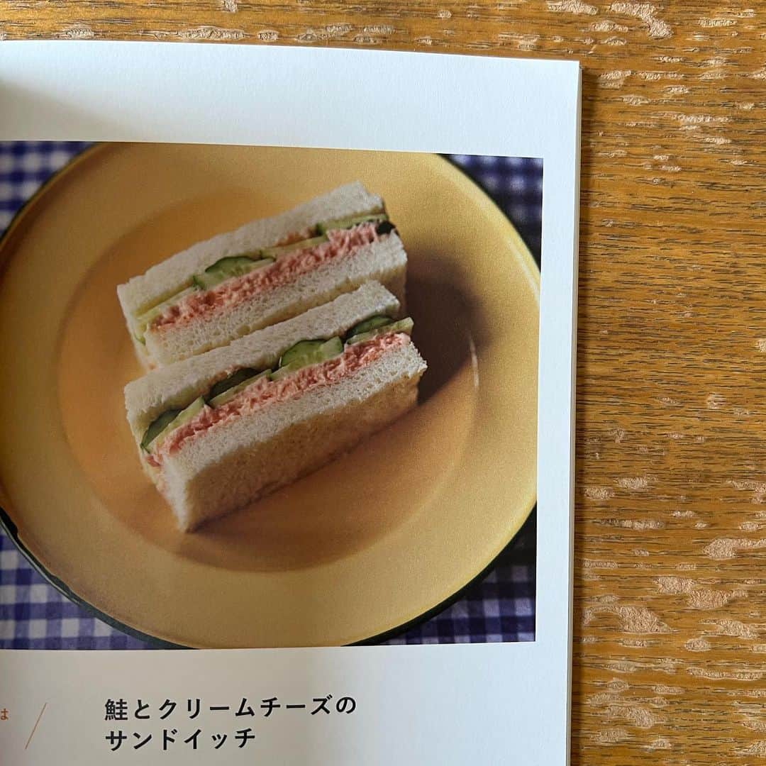 夏井景子さんのインスタグラム写真 - (夏井景子Instagram)「【レシピ掲載のお知らせ】 雑誌　母の友　10月号にて『炭水化物をおいしく食べる一品料理』の特集でレシピを紹介しています。🍙 ごはん、パン、麺とそれぞれ2つずつ紹介しています。 小さなお子さんでも食べれるように、そして作る工程もなるべく簡単なように考えました。大人用のアレンジも紹介しているので、ぜひご覧ください〜☺️  炭水化物ってここ数年でかなり食べる量が減ったのではないでしょうか？ 私もつい体重が増えたりすると炭水化物抜かなきゃと考えてしまうのですが、それで上手く痩せれたことが無く… 炭水化物の大切さも書かれているのでぜひ読んでいただきたいです。  ダイエットを頑張っているとついSNSとかで、1か月でこんなに痩せた！とかシンデレラ体重とか出てきて、うっかり見てしまうと永遠に出てくる。。うんざり。。ということが多々あります😂 私はもう妙齢なので、うるせ〜〜✊と思えるけれど、(思えない時ももちろんある！) 若い子はこういうの見てしんどい思いしてる子多いのかも。。とずっと思って勝手に心配していて。 その中での、『痩せるよりも大切なこと』のページがとても読んで良かったと思える特集でした。  そちらのページもぜびぜひぜひ読んでいただきたいです…！！🙇‍♀️  お友達のイラストレーターの竹田さんのページもとても素敵でした✨  #Repost @hahanotomo_magazine with @use.repost ・・・ 「#母の友 」2023 年10月号(9月1日発売）です。 特集は「炭水化物、気になりません？」。  お米、パン、麺、いも……。世界各国で”主食”として愛される炭水化物は、日々、私たちのお腹をおいしく満たしてくれています。一方、最近は健康や美容などの理由で炭水化物の摂取を控える方も。実際のところ、私たちは炭水化物とどんな距離感で付き合っていくとよいのでしょう？　そして子どもとおとなで違いはあるの？  ▼10月号特集の内容 ・炭水化物は味方？／管理栄養士の#太田百合子 さんのお話。  ・あなたの三食教えて／子育て世代のみなさん、#鹿又きょうこ さん、#うえのよう さん、#加瀬健太郎 さんに、３日間の３食を写真とともに教えてもらいます。さてみんな何を食べているのかな？  ・短歌とエッセイ／歌人、#岡本真帆 さんに炭水化物をテーマにした短歌を寄せてもらいます。なんとまさかあの絵本の名前も歌の中に登場しています。  ・炭水化物をおいしく食べる一品料理／料理研究家、#夏井景子 さんのおいしい炭水化物レシピ  ・炭水化物が出てくる絵本／ずらり写真でご紹介します。  ・「痩せる」よりも大切なこと／人類学者の#磯野真穂 さん（著書に『ダイエット幻想　やせること、愛されること』ちくまプリマー新書など）のインタビュー ▲  　今月の童話ページは#竹田嘉文 さんによる『#まよいまち 』。迷路あそびができるページです。よかったらお子さんと一緒に鉛筆などで線をひいて遊んでくださいねー。  絵本作家鼎談のページは、絵本『トヤのひっこし』など、モンゴルを舞台にした数々の絵本をトリオで手掛ける、#イチンノロブガンバートル さん、#バーサンスレンボロルマー さん、#津田紀子 さんが登場です。三人のご関係は？  リレーエッセイ「わたしのストーリー」は今月から#松田青子 さんが文を寄せてくれます。 そのほか、連載ももりだくさん。  そんな「母の友」10月号のお求めは １）お子さんが通う保育園、幼稚園、こども園などでお求めいただける場合がございます。 ２）全国の書店でお求めいただけます。 ３）Web書店でも ・お買い逃しがないのでおすすめの定期購読はFujisan ・単品はAmazonや楽天ブックス、ヨドバシカメラなどのサイトからどうぞ。 ４）電子版もあります。 よろしくお願いします。 @hahanotomo_magazine」9月5日 9時23分 - natsuikeiko
