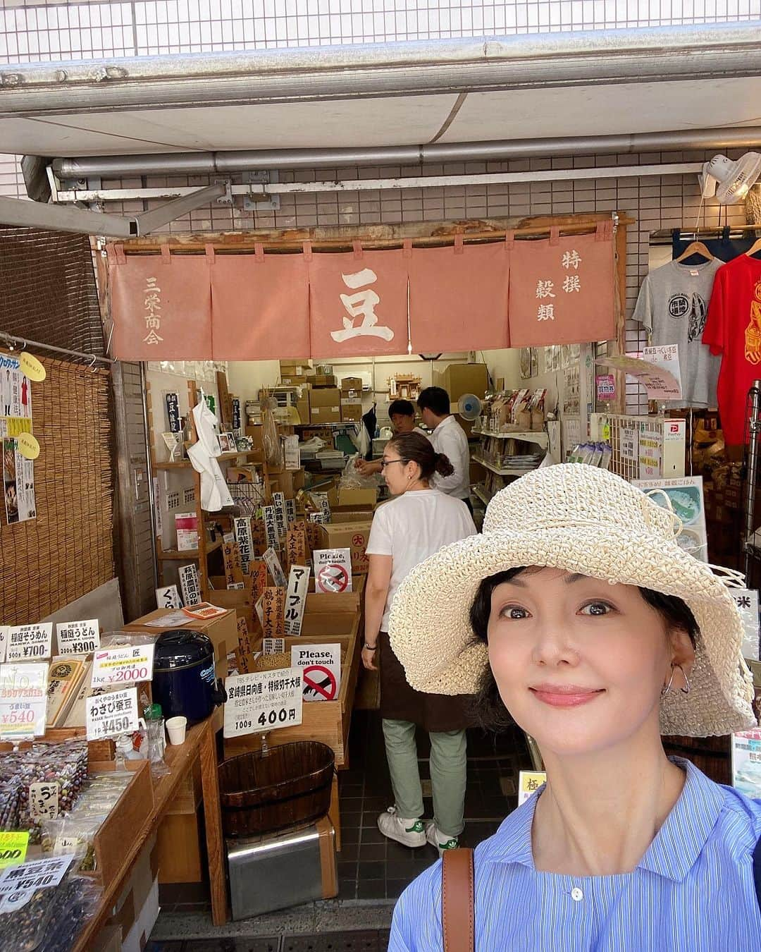 南果歩のインスタグラム：「先日久し振りに😊 #築地場外市場 へ‼️ 急遽‼️Tさんの発案で、 #一草 の理恵ちゃんの案内、超プロコースを巡りました‼️ 理恵ちゃんは市場の人達とも顔馴染みで、今度果歩ちゃん1人で来ても、ちゃんとしてあげてよーっと男前な挨拶で市場を闊歩してた‼️カッコいー‼️‼️‼️ Tさんはあっという間の即断で、松茸からお豆さんから野菜まで山ほど購入して、ほな仕事にあるさかい行くわ‼️と、風のように去って行きました😊流石😊😊😊  しかしこの2人といるとホント元気出る🌈🌈🌈 昔からよく通っていた八百屋さん #松澤商会 にも久し振りに覗いたら、ご主人はお留守だったんだけど、奥さんが私の顔見るなり涙ぐまれて、なんだか親戚の人にあったみたいで嬉しかったな🌈 お節料理の仕入れはいつもここだったから😊 人情が生きてるって感じです、市場は‼️  待ち合わせは #turretcoffeetsukiji ソイラテ美味し❤️ #三栄商店 でお豆と無農薬麦茶と無農薬大根切り干しをゲット❤️ @mameya.sanei  #松澤商会 で枝豆と茗荷と生姜をゲット❤️ @tsukiji.matsuzawashoten  #築地トラットリアパラディーゾ でランチ 仕上げは #cafe雅 でコーヒーフロート ママのマコちゃんは全く商売っ気が無くて、出来れば知らないお客さんに来て欲しくないと言うスタンス‼️常連さんのためにコーヒーを淹れてるのです。ここでも下町の人情が😊  半日だけの築地散歩でしたが、良いものを買えただけでなく、心も温かくなる時間でした😊😊😊 また築地に行こう🌈  #築地 #市場 #築地市場 #南果歩 #kahominami  #미나미카호 #japaneseactor」