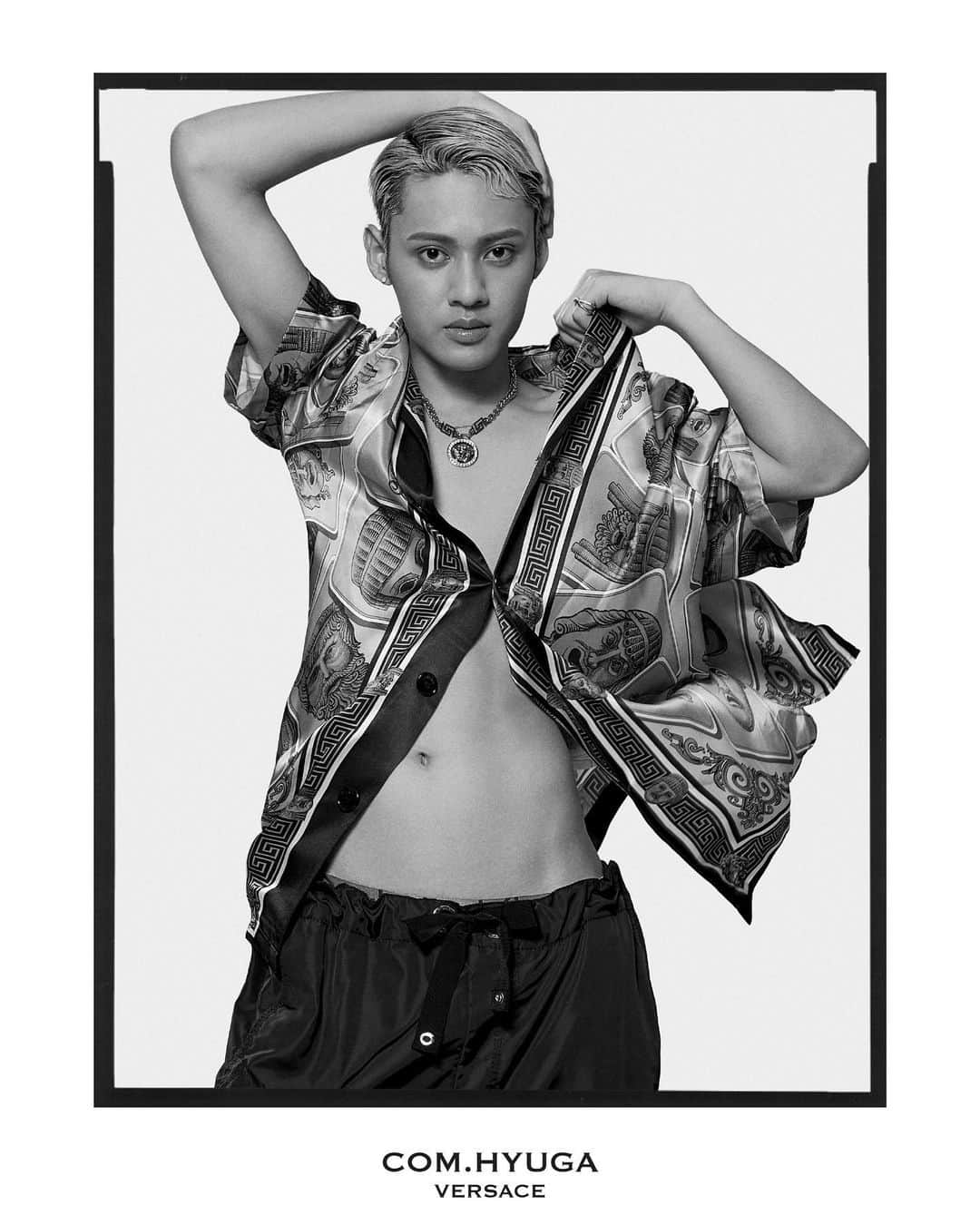 レスリー・キーのインスタグラム：「Super Magazine @supermagazinenyc  ★ 2023SS issue 02★  「A Tribute to Richard Avedon」  ★COM.DOT HYUGA★ @com.hyuga   Photographed by @lesliekeesuper   @avedonfoundation #richardavedon #avedon100 #superavedon #supermagazinenyc #lesliekee @continue_toshiyasuoki @enosogohs @com.youtuber #versace @yukiu1106 @versace」