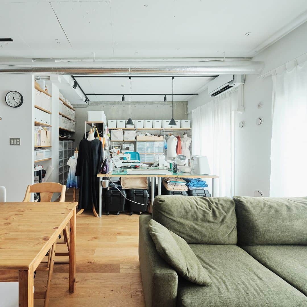 無印良品の家さんのインスタグラム写真 - (無印良品の家Instagram)「【住まいの実例】  ※右上のブックマークのアイコンをタップすると保存できます。  神奈川県横浜市「MUJI INFILL０」 ・築年数：2009年 ・リノベーション完成年月：2020年12月 ・面積：65.6m² / 2階 ・ご家族構成：ご夫婦＋お子様2人  東京都葛飾区のマンションにあるOさんご家族のお宅は、「MUJI INFILL 0」によってリノベーションされた住まい。⽩を基調にした内装に「⾒せる」収納を効果的に配した、個性的かつすっきりとした室内が印象的です。  リノベーションでは、⼀室空間の開放感を生かしつつ、随所にご夫妻の希望を取り入れていきました。 「お互いのワークスペースを確保する、玄関を入ってすぐに手を洗えるように廊下に洗⾯台を設置する、家全体の動線をスムーズにする、といった大きな部分から、水回りの床のタイル、家全体のカーテンや照明の位置、スイッチの⾼さといった細かな部分まで、⼼地よい空間になるように工夫していきました」（ご主人）  「私は『住みやすいといいな』くらいしか要望はなかったので、基本的に夫のアイデアに沿っていきました。ただ、寝室などの各スペースに『間仕切り』を入れるかどうかについては、夫と相談を重ねました。子どもたちが遊んでいるところを⾒ながら仕事をしたいと思ったので、私のワークスペースは、リビングの⼀角に間仕切りを付けずに設けました」（奥様）  2021.9.14公開住まいの実例『リモート会議で「バーチャル背景だと思った」と驚かれました』より  詳しくはプロフィールハイライトか、「無印良品のリノベーション」webサイトをご覧ください。  @mujihouse  #無印良品の家 #無印良品のリノベーション #無印良品 #リノベーション #中古マンション #中古マンションリノベーション #リノベーションマンション #muji #mujihouse #MUJIINFILL0 #おうちづくり #施工事例集 #マンションリノベーション #一室空間 #リビングインテリア #リビングダイニング #リビング収納 #開放感 #開放感のある家 #リビングテーブル #キッチン収納 #キッチンインテリア #無印良品キッチン収納 #リビングダイニング #ワークスペース #ワークスペース #家事動線 #家事動線の良い間取り #寝室 #ベッドルーム」9月5日 9時30分 - mujihouse