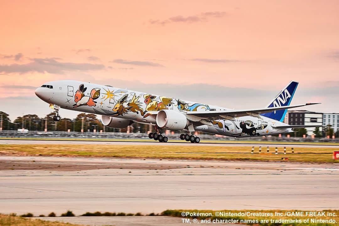 All Nippon Airwaysのインスタグラム：「On September 1st, ANA and Pokémon Air Adventures launched the first flight of Eevee Jet NH between Tokyo and London! 📷  Thanks to the world of Pokémon, ANA brings you new adventures! 💙 #Pokémon #PokémonAirAdventures #PikachuJet #EeveeJet」