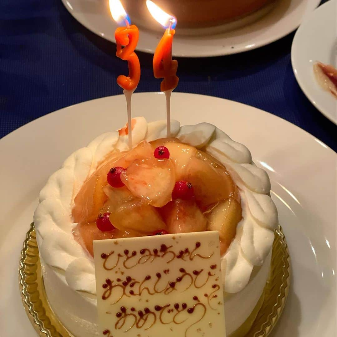 島谷ひとみさんのインスタグラム写真 - (島谷ひとみInstagram)「9月４日🎂  オイラの誕生日でした。  おめでとう、私🎂w  34歳。  ではないよ🤣  どこかが  全て  ピンボケw  笑いから始まる43歳もどうぞヨロシク❤️  色々粋な計らい💃  ありがとう♡  Love❤️  ご安心ください。 正常に老化しておりますw  いつまでも、フリフリ着ちゃってさw 頑張りまーすw  #mybirthday🎂 #43歳の記録 #初日 #どうぞよろしく #笑いと健康があれば生きていける #島谷製作所 #島谷ひとみ #いつもありがとうございます♡」9月5日 9時30分 - shimatani_hitomi_official