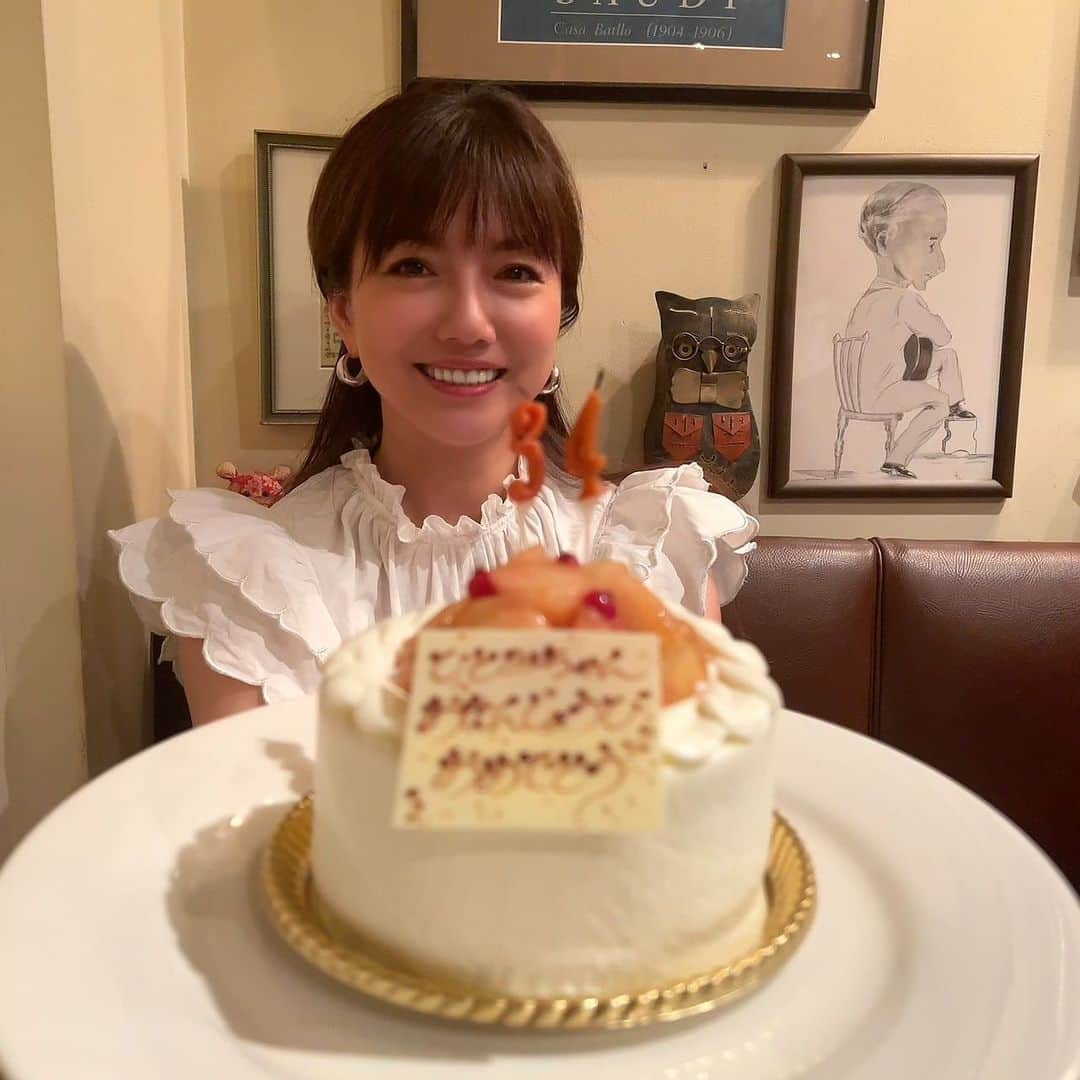 島谷ひとみさんのインスタグラム写真 - (島谷ひとみInstagram)「9月４日🎂  オイラの誕生日でした。  おめでとう、私🎂w  34歳。  ではないよ🤣  どこかが  全て  ピンボケw  笑いから始まる43歳もどうぞヨロシク❤️  色々粋な計らい💃  ありがとう♡  Love❤️  ご安心ください。 正常に老化しておりますw  いつまでも、フリフリ着ちゃってさw 頑張りまーすw  #mybirthday🎂 #43歳の記録 #初日 #どうぞよろしく #笑いと健康があれば生きていける #島谷製作所 #島谷ひとみ #いつもありがとうございます♡」9月5日 9時30分 - shimatani_hitomi_official