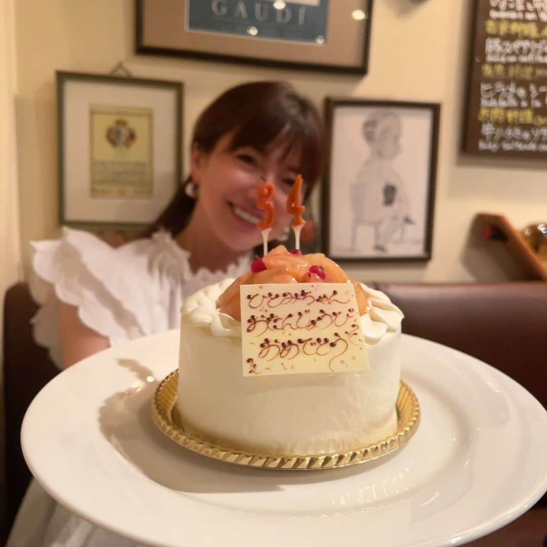 島谷ひとみさんのインスタグラム写真 - (島谷ひとみInstagram)「9月４日🎂  オイラの誕生日でした。  おめでとう、私🎂w  34歳。  ではないよ🤣  どこかが  全て  ピンボケw  笑いから始まる43歳もどうぞヨロシク❤️  色々粋な計らい💃  ありがとう♡  Love❤️  ご安心ください。 正常に老化しておりますw  いつまでも、フリフリ着ちゃってさw 頑張りまーすw  #mybirthday🎂 #43歳の記録 #初日 #どうぞよろしく #笑いと健康があれば生きていける #島谷製作所 #島谷ひとみ #いつもありがとうございます♡」9月5日 9時30分 - shimatani_hitomi_official