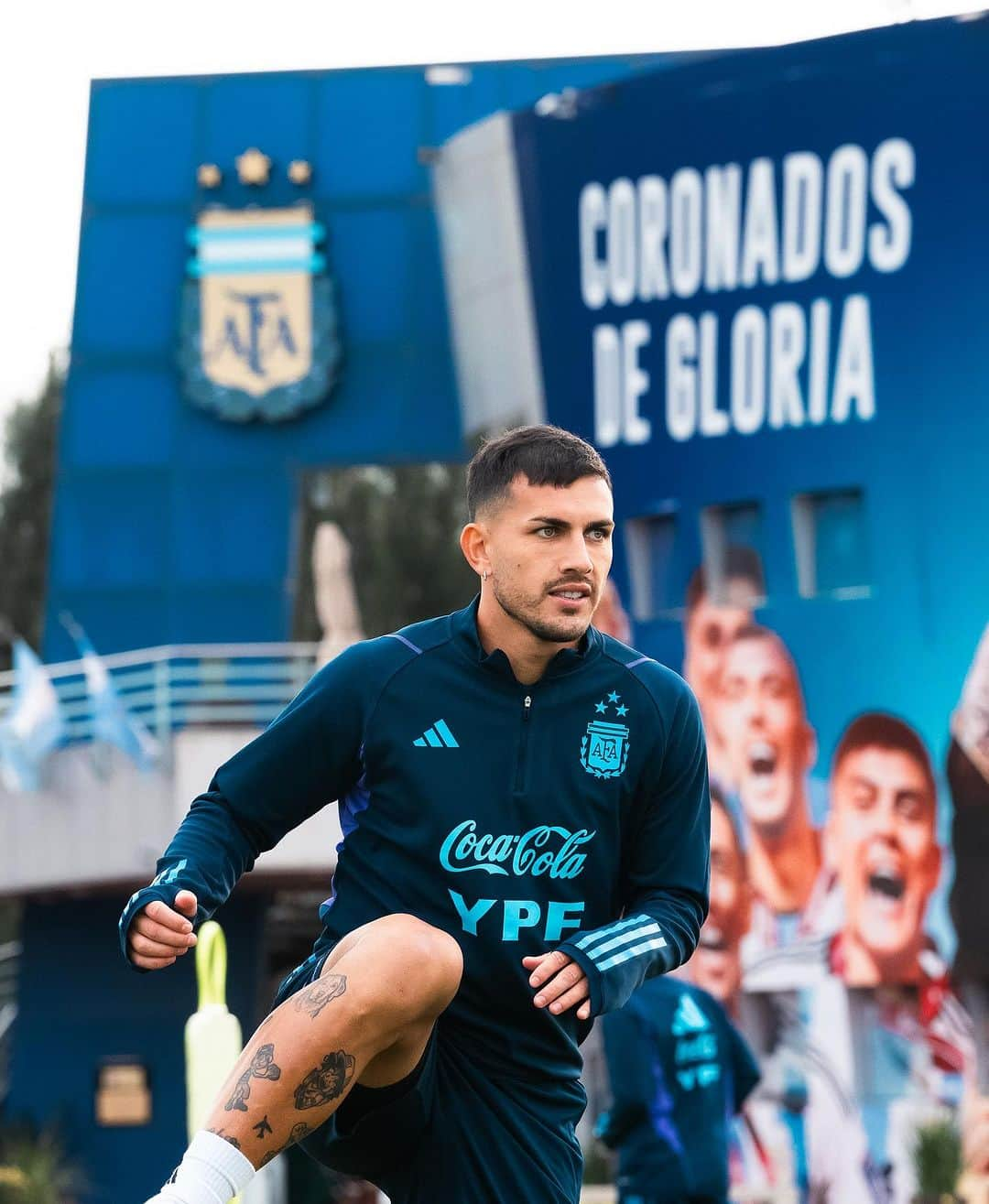 レアンドロ・ダニエル・パレデスのインスタグラム：「Primer entrenamiento! Feliz de estar acá 🇦🇷👊🏽 @afaseleccion 💙」