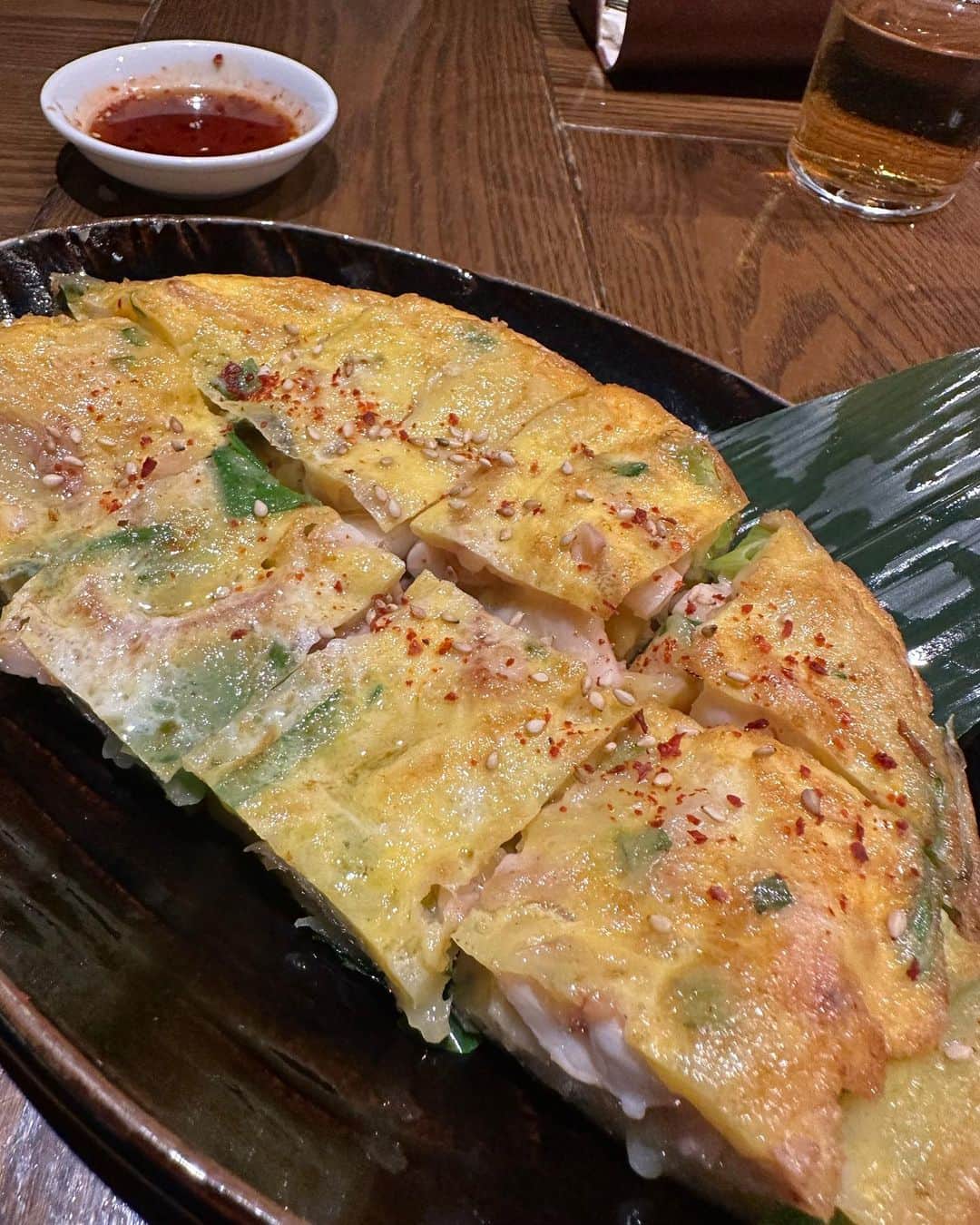 井上公造のインスタグラム：「海鮮純豆腐チゲだけじゃなくて、他の写真はないの？と聞かれたので、2種類のチヂミ、馬刺し、水餃子などをアップしました。 どれもヘルシーで、食べ応えがあって、オススメばかり。隣のテーブルのプルコギも美味しそうでした！  #南青山グルメ   #韓国料理   #海鮮純豆腐チゲ   #チヂミ   #プルコギ   #熊本産馬刺し   #予約必須」