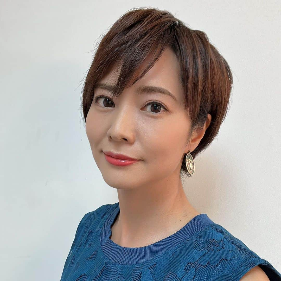 村井美樹のインスタグラム：「『北陸新幹線石川県内全線開業 カウントダウンフォーラム in 能登』 ご来場いただいた皆さま、ありがとうございました😊✨  #石原良純 さんとのトーク、とても楽しく、時間が経つのがあっという間でした！ 北陸新幹線が延伸して、能登がさらに盛り上がっていきますように✨  衣装は @cawaii_official_  @cawaii_zozotown   北陸新幹線をイメージした青色のアラベスク柄のトップスとスカート ちょっとアダルティ🥰  #北陸新幹線　#能登　#石川県」