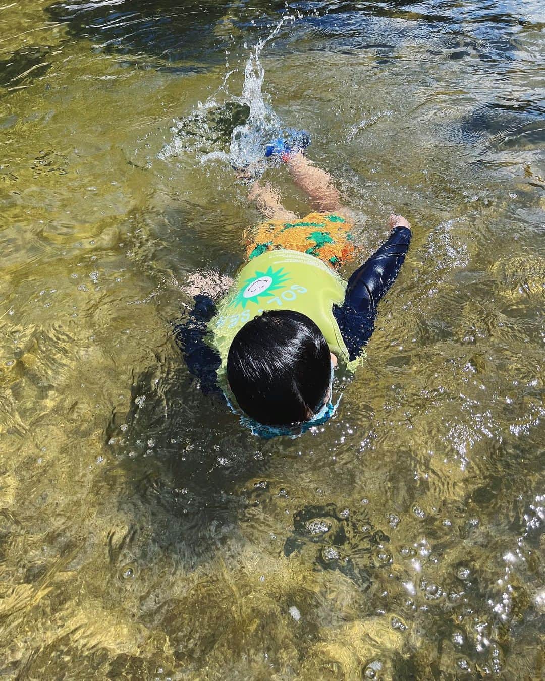 Rionaさんのインスタグラム写真 - (RionaInstagram)「.  テーマパークも大好きだけど 自然で遊ぶのはもっと好き 🚤  今年最後であろう 川遊びに行ってきた 🏊🏼‍♂️🩵  岩がちょっと多かったけど 人も少なくて綺麗な所でした 🌿  川は海と違って、水がサラサラしてて 日陰もあって魚も沢山いて楽しいよね 🥴💘  次は息子がずっと楽しみにしてた 釣りの時期が来るぞ〜〜 🪣🎣🍁  . #川遊び #川遊びキャンプ #水遊びスポット  #男の子ママ #兄弟ママ #3歳差育児 #ママライフ #」9月5日 9時35分 - riiioona