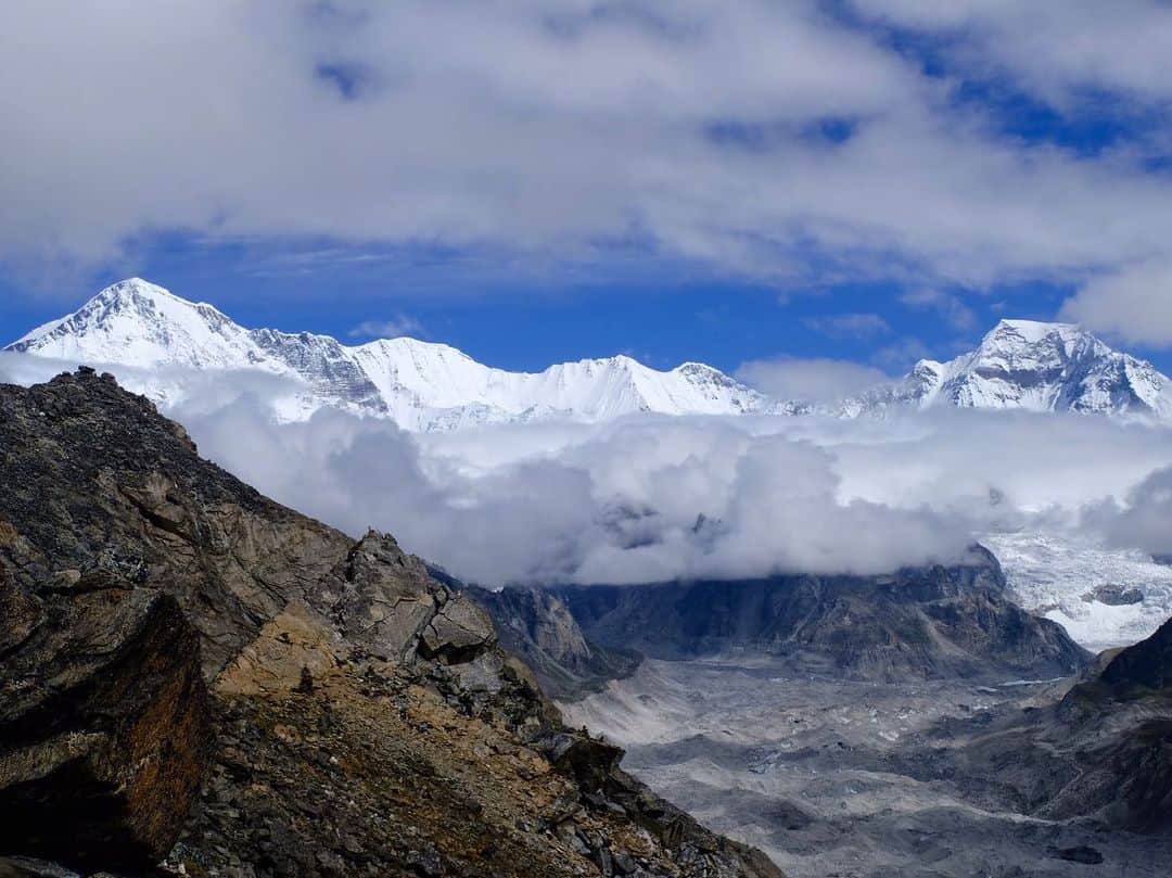 野口健さんのインスタグラム写真 - (野口健Instagram)「ゴーキョピーク（5360m）に登頂！！！山頂で少しだけ粉雪が頬を掠めていきましたが、山頂では薄らと太陽の光を感じました。眼下にゴーキョ村とゴーキョレイク。そして、後ろを振り返れば8000m峰のチョーオユからゴジュンバカン、ギャチュンカンと名峰が連なり圧巻。  #野口健 #ゴーキョピーク」9月5日 9時46分 - noguchiken8848