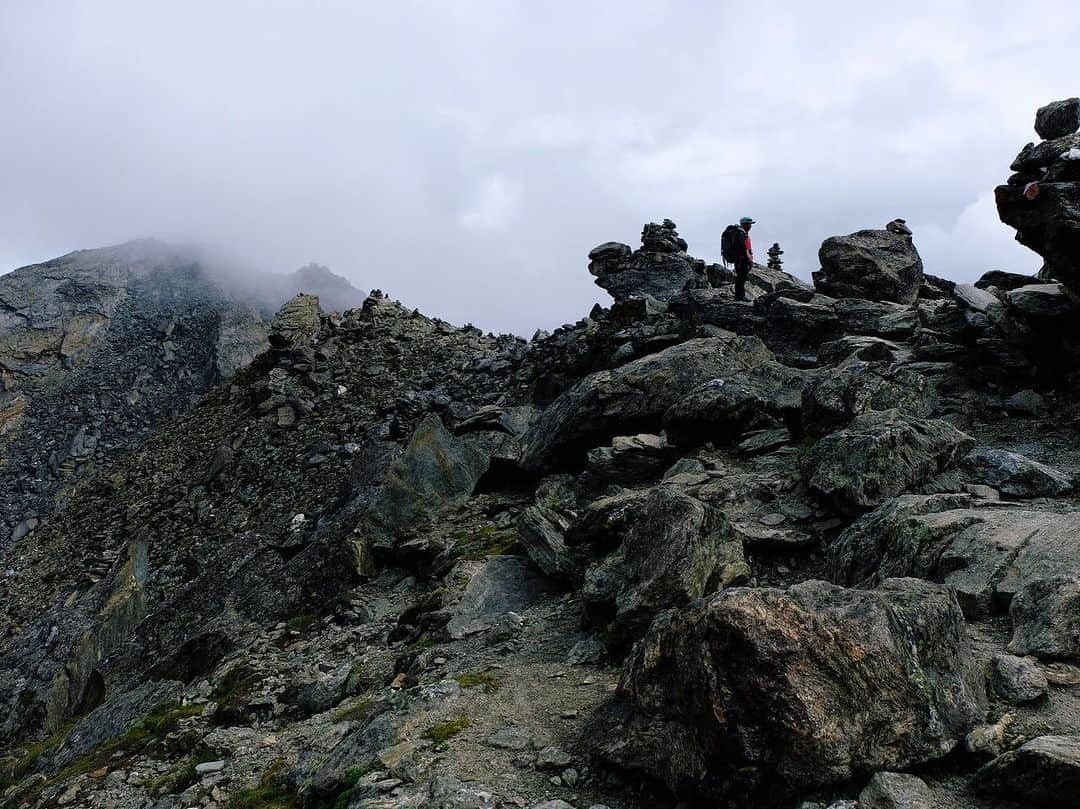 野口健さんのインスタグラム写真 - (野口健Instagram)「ゴーキョピーク（5360m）に登頂！！！山頂で少しだけ粉雪が頬を掠めていきましたが、山頂では薄らと太陽の光を感じました。眼下にゴーキョ村とゴーキョレイク。そして、後ろを振り返れば8000m峰のチョーオユからゴジュンバカン、ギャチュンカンと名峰が連なり圧巻。  #野口健 #ゴーキョピーク」9月5日 9時46分 - noguchiken8848