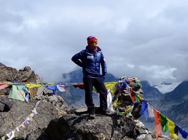 野口健のインスタグラム：「ゴーキョピーク（5360m）に登頂！！！山頂で少しだけ粉雪が頬を掠めていきましたが、山頂では薄らと太陽の光を感じました。眼下にゴーキョ村とゴーキョレイク。そして、後ろを振り返れば8000m峰のチョーオユからゴジュンバカン、ギャチュンカンと名峰が連なり圧巻。  #野口健 #ゴーキョピーク」