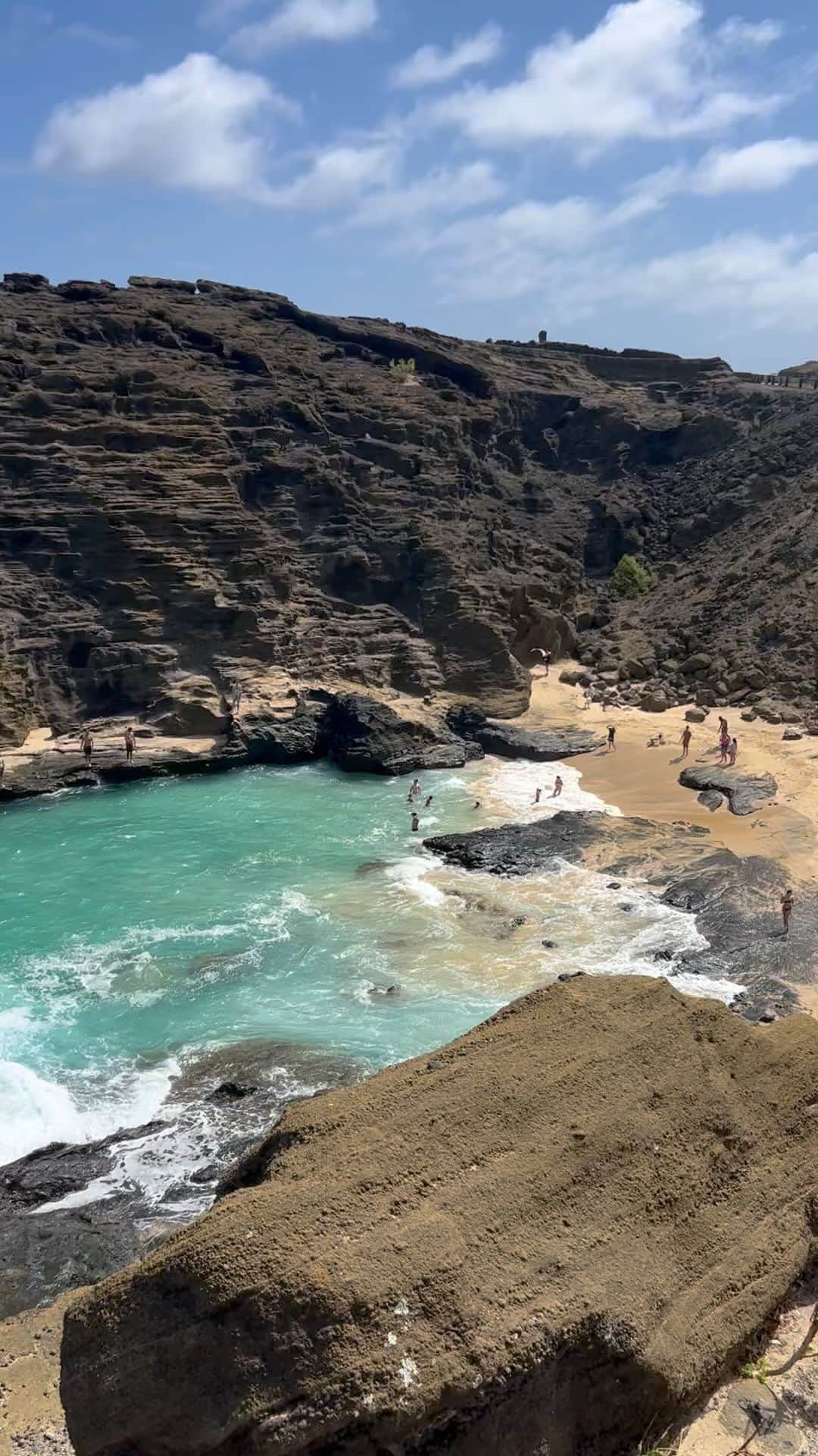 のインスタグラム：「Hawaiiに行ったら必ず寄りたい 1番かっこいいと思う場所💙  ハロナビーチコーブ🌊  加工なしでこれは本当圧巻👍 前回たまたま通りがけに寄ったけど 人気スポットだったのね😂💓  ここ本当眼福です😍  #Hawaii#ハワイ#ハワイ旅行#ハワイ情報 #halonablowhole#子連れハワイ#子連れ旅行#子連れ海外」