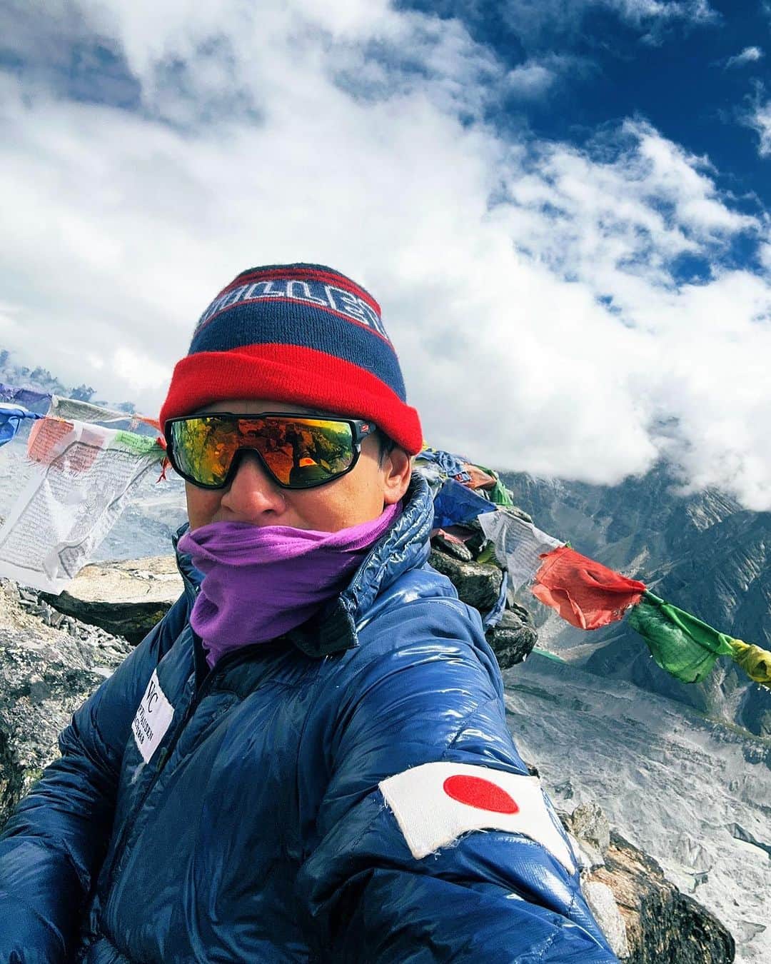 野口健のインスタグラム：「ゴーキョピークに登り、トレーニング山行の目標をおおよそ終了。これから数日かけてルクラ村に向かいます。ゴーキョレイク、綺麗だったな。  #野口健 #ゴーキョピーク」