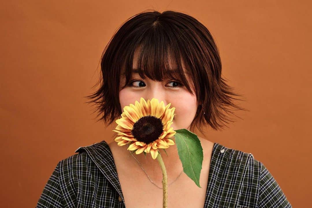 のインスタグラム：「. “ありのままでいいんだなぁ”と気づけて 心がホクホクした撮影でした🌻♡  ぎっしーさん(@kazuto_fotografo ) ありがとうございました!!!!  昨日から #獄プリ 集中稽古に突入⛓💓  9/13〜17 @ コフレリオ新宿シアター こちらも観に来ていただけると 凄く凄く嬉しいです❤︎❤︎❤︎」