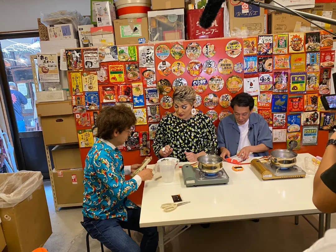 ナジャ・グランディーバstaffのインスタグラム：「まもなく始まります🙌  きょうのウラナジャは インスタントラーメンを食べつくした店主・大和さんから劇的に美味しくなる作り方を教えてもらいました。  ３つの極意をしっかり守って、皆さんも作ってみてください！  #ウラナジャ #ウラウラ #浦川泰幸 #ナジャ・グランディーバ #日本橋商店会 #やかん亭さくら大阪総本店」