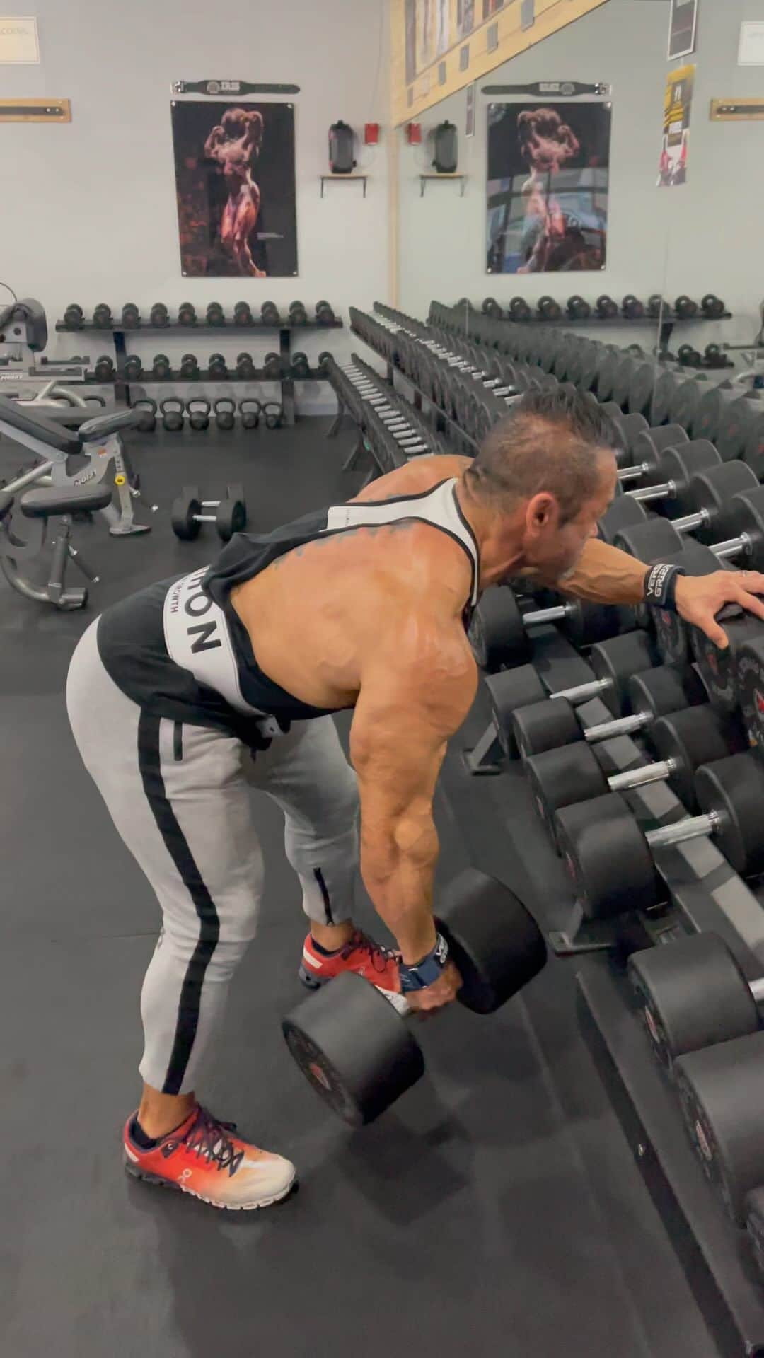 のインスタグラム：「Back day 9 weeks out @mrolympiallc   筋肉増強・体脂肪燃焼のためのサプリメント ギャスパリシェイカープレゼント中👇 bodicafe.com  オンライン指導(オンライン弟子) メールにてお問い合わせください👇 hideproductions@gmail.com  Gym @powerhousegymlasvegas   My workout team @drdoomoffroad  @iriskyle  @pedro12aguilar  Thank you my sponsors @americanmalewellness  @gaspari  @urbanicebotanicals  @evolgear  @on.japan  @lasvegasmuscleworks  @stimiron.jp @cardilloweightbelts @warriorsgym10042」