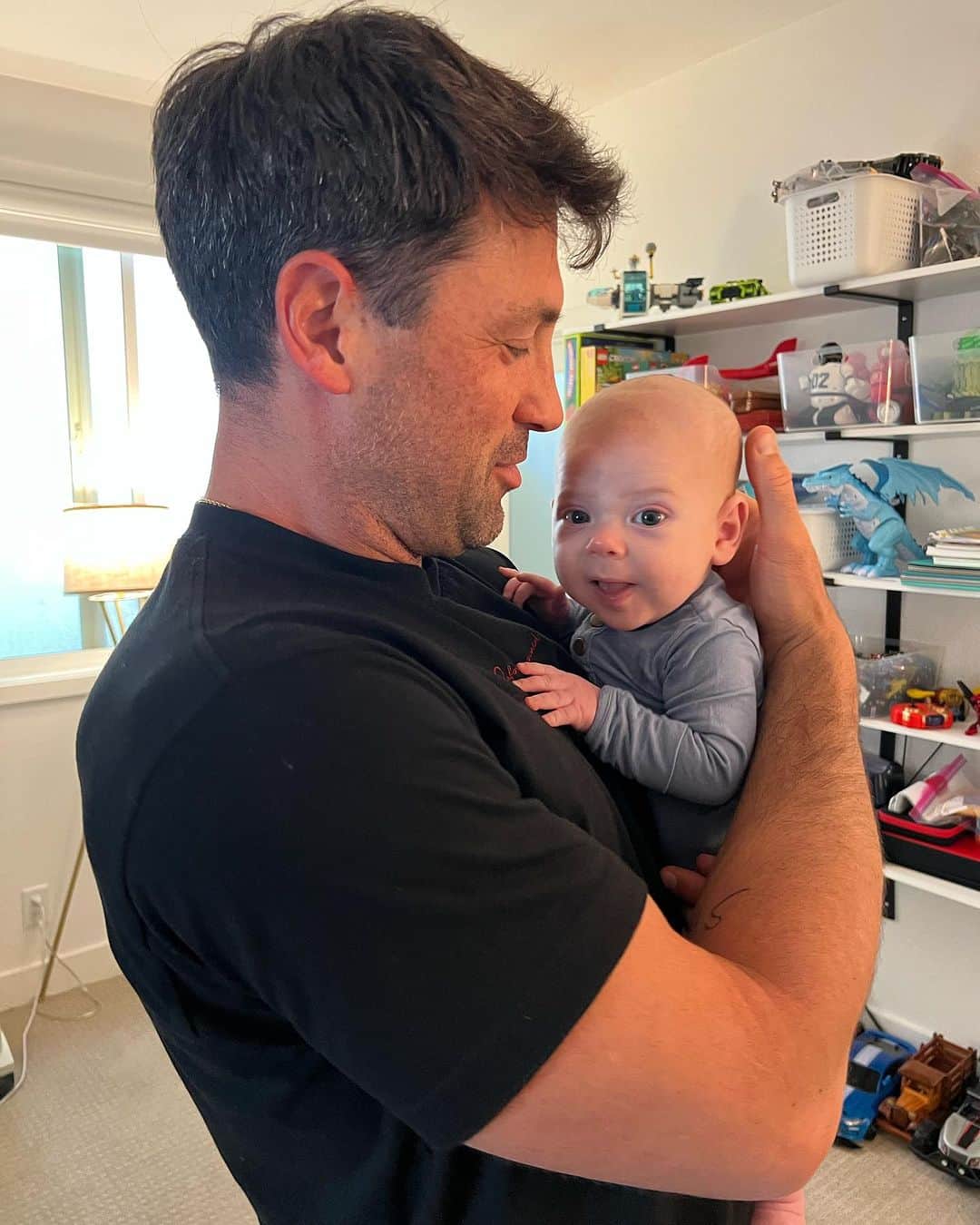 Peta Murgatroydのインスタグラム：「Papa is home! Going to SAVOR every moment…」
