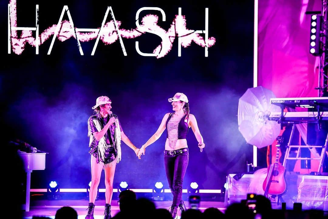 Ha-Ashのインスタグラム：「Nuestra salida de ayer en TIJUANA fue extraordinaria. ❤️🙌🏻😍 El #KaraokeConHaAsh estuvo lo más 😍❤️ Fuimos parte del amor, cantamos, bailamos, conocimos a mini Ashley 😍 ¡Los amamos Tijuana! #SoldOut Siempre es increíble volver. #GiraMiSalidaContigo」