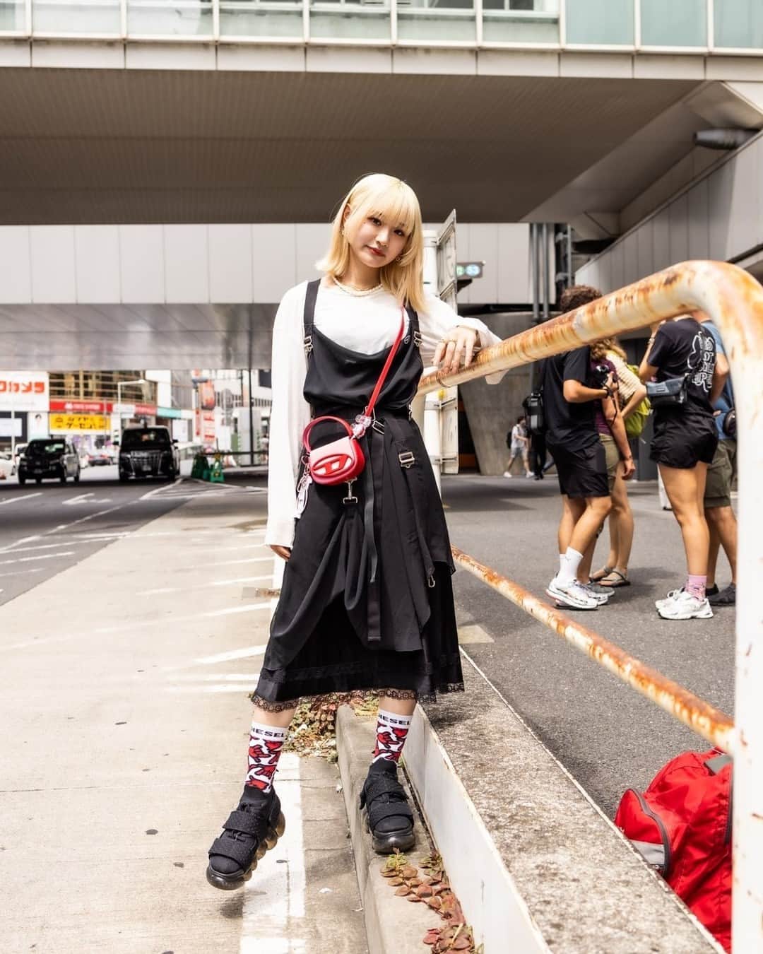 のインスタグラム：「Name: 大内リリア⁠ ⁠ TOPS #DIESEL⁠ Skirt #DIESEL⁠ Bag #DIESEL⁠  Shoes #MIKIOSAKABE⁠ Ring #DIOR⁠ Earrings #DIOR⁠ ⁠ Photo by @shogomorishita⁠ ⁠ #スナップ_fs #fashionsnap #fashionsnap_women」