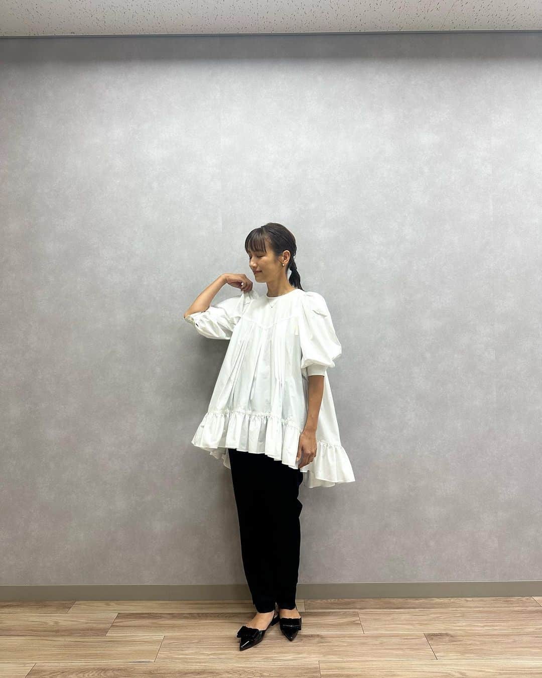 前田有紀のインスタグラム：「先週から、お花の現場仕事に加えて、暮らしやビジネス、健康などにまつわる様々な企画や撮影に参加しています。 忙しかったけど視野が広がるような毎日でした！ また詳細それぞれ載せていきますが、先日は朝日新聞さんでの撮影でした。ふわっとしたブラウス、かわいいし、長さも腰回りが隠れてちょうど良い。しわになりにくくて、移動も楽でした♡  blouse&pants : @designworks_ladies_official  styling : @chinakmm  @hair&makeup : @hairmake__kaunaloa  @ka0000528」