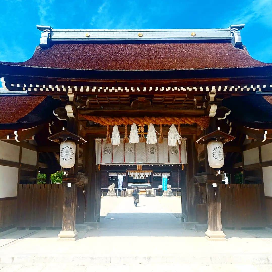 松本隆博さんのインスタグラム写真 - (松本隆博Instagram)「。⁡⁡ ⁡昨日、初めて⁡伊弉諾神宮を参拝⁡して⁡ ⁡きました。⁡ ⁡⁡ほんの少し暑さも和らぎ気持ちよく⁡ ⁡参拝出来ました、近況を報告し御礼と⁡ ⁡今後の活動を、自分自身を、⁡ ⁡世の為人の為にさらに使って頂けます⁡ ⁡様に祈願してきました。 ⁡⁡健康でおれますように……⁡⁡ ⁡ ⁡伊弉諾神宮は兵庫県淡路島にあります。 ⁡古事記や日本書紀にもその⁡ ⁡創祀の起源が記され日本で最初の夫婦神「イザナギノミコト・イザナミノミコト」の二神を祀る最古の神宮です。 はるか神代の昔、イザナギノミコトと⁡ ⁡イザナミノミコトが、修理固成⁡ ⁡（国を創り固め成せ）の命を受けて⁡ ⁡天之瓊矛（あめのぬぼこ）を授かり⁡ ⁡その矛で下界をかきまぜ、引き上げた⁡ ⁡矛先から滴り落ちた塩の雫が自ら凝り⁡ ⁡固まって「自凝島（おのころじま）」⁡ ⁡となりその島に天下った男女の神様は⁡ ⁡夫婦となり次々と日本列島をお生みに⁡ ⁡なりました。 その最初に生まれた島が淡路島。⁡ 「国生みの島」淡路島は⁡ ⁡「夫婦のふるさと」とも呼ばれています。⁡ ⁡⁡ ⁡還暦少年 松本隆博⁡ ⁡」9月5日 10時04分 - takam0210