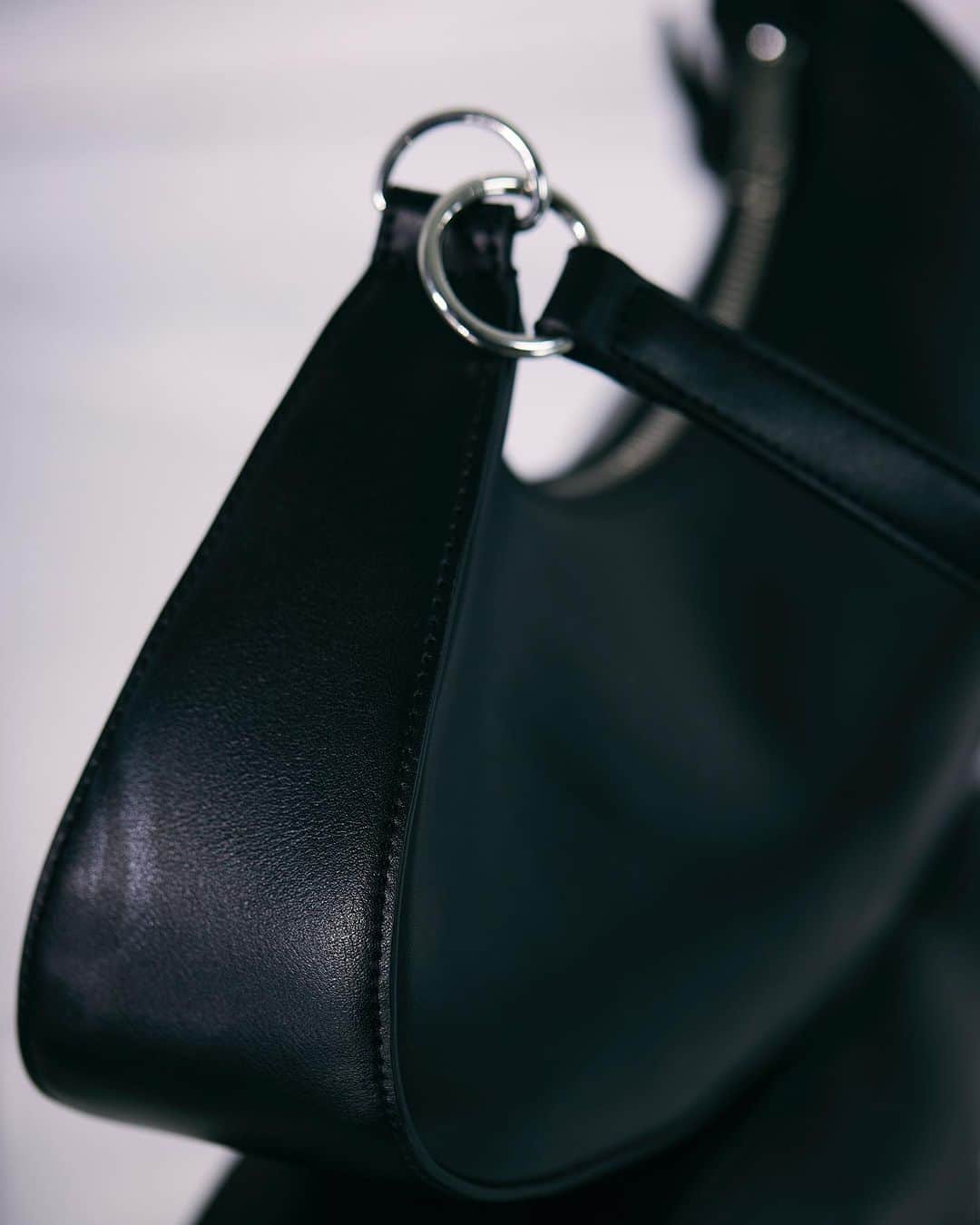 RIM.ARK（リムアーク）さんのインスタグラム写真 - (RIM.ARK（リムアーク）Instagram)「23 FALL COLLECTION ___  9/6- order start  Crescent shape shoulder bag ¥26,400 (taxin)  大きめの付属と丸みのあるフォルムをポイントにした、三日月型のショルダーバック。お財布や携帯電話など普段の持ち物はしっかりと収納することができ、内ポケットがあるので仕分けも可能。コーディネートのポイントにアクセサリー感覚で使用して頂きたいアイテムです。  ___  9/6(水)発売予定 RIM.ARK店舗 RIM.ARK online sheltter web store ZOZOTOWN  online order start AM10:00- ____  銀座三越店　03-3538-3568 新宿ルミネ2店　03-6911-2585 名古屋高島屋店　052-566-3633 阪急うめだ店　06-6313-0587 福岡VIORO店　092-707-0673 ____  #RIMARK#リムアーク」9月5日 10時13分 - rim.ark