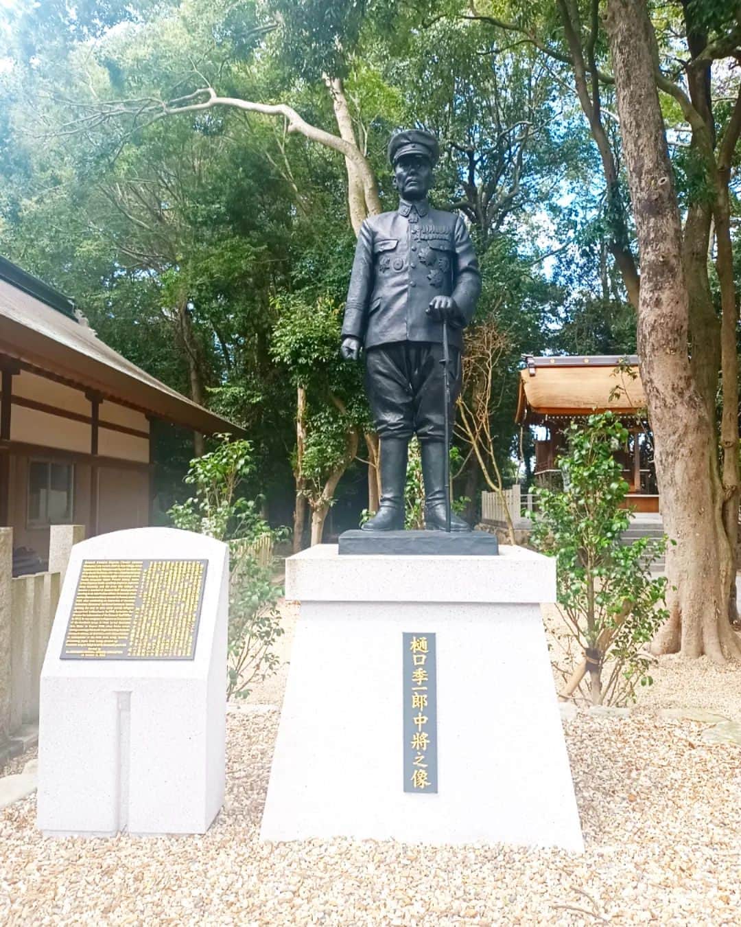 松本隆博さんのインスタグラム写真 - (松本隆博Instagram)「。⁡⁡ ⁡そして、もっと早く来たかった… ⁡陸軍中将、樋口季一郎（明治21年～昭和45年）の銅像に会いに来ました。⁡ この⁡⁡銅像はここ出身地・淡路島の伊弉諾(いざなぎ)神宮に建立されたのが昨年の10月11日、樋口中将の命日で、⁡来月で1周年です。 ⁡ 先の大戦の終戦時、ソ連の北海道侵攻を阻止したことで知られる樋口季一郎中将の功績を伝える為に建立されました。 樋口中将はソ連やナチスドイツの迫害から逃れた約２万人のユダヤ難民を受け入れた脱出ルートは後に「ヒグチルート」と呼ばれた。⁡ こういった日本の礎を、日本の危機を救ってくれた先人らの功績こそ⁡⁡日本の歴史教育に刻み、僕らや若者らに伝え続けるべきでなはいか？ そう思いました。⁡ ⁡ ⁡還暦少年 松本隆博⁡ ⁡」9月5日 10時14分 - takam0210