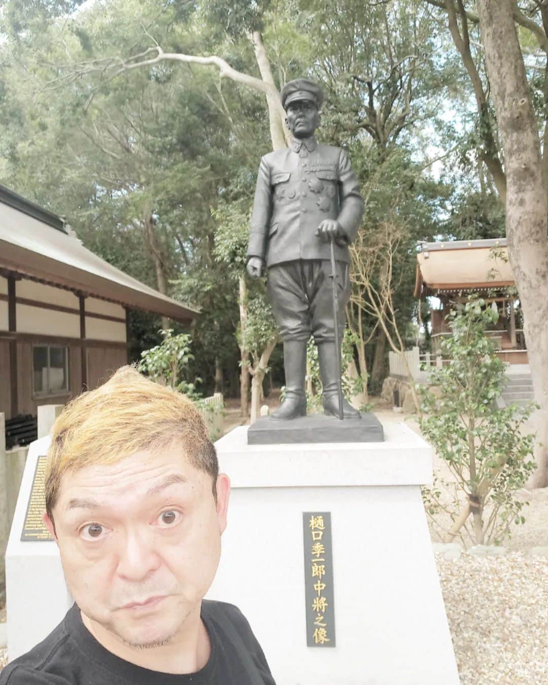 松本隆博のインスタグラム：「。⁡⁡ ⁡そして、もっと早く来たかった… ⁡陸軍中将、樋口季一郎（明治21年～昭和45年）の銅像に会いに来ました。⁡ この⁡⁡銅像はここ出身地・淡路島の伊弉諾(いざなぎ)神宮に建立されたのが昨年の10月11日、樋口中将の命日で、⁡来月で1周年です。 ⁡ 先の大戦の終戦時、ソ連の北海道侵攻を阻止したことで知られる樋口季一郎中将の功績を伝える為に建立されました。 樋口中将はソ連やナチスドイツの迫害から逃れた約２万人のユダヤ難民を受け入れた脱出ルートは後に「ヒグチルート」と呼ばれた。⁡ こういった日本の礎を、日本の危機を救ってくれた先人らの功績こそ⁡⁡日本の歴史教育に刻み、僕らや若者らに伝え続けるべきでなはいか？ そう思いました。⁡ ⁡ ⁡還暦少年 松本隆博⁡ ⁡」