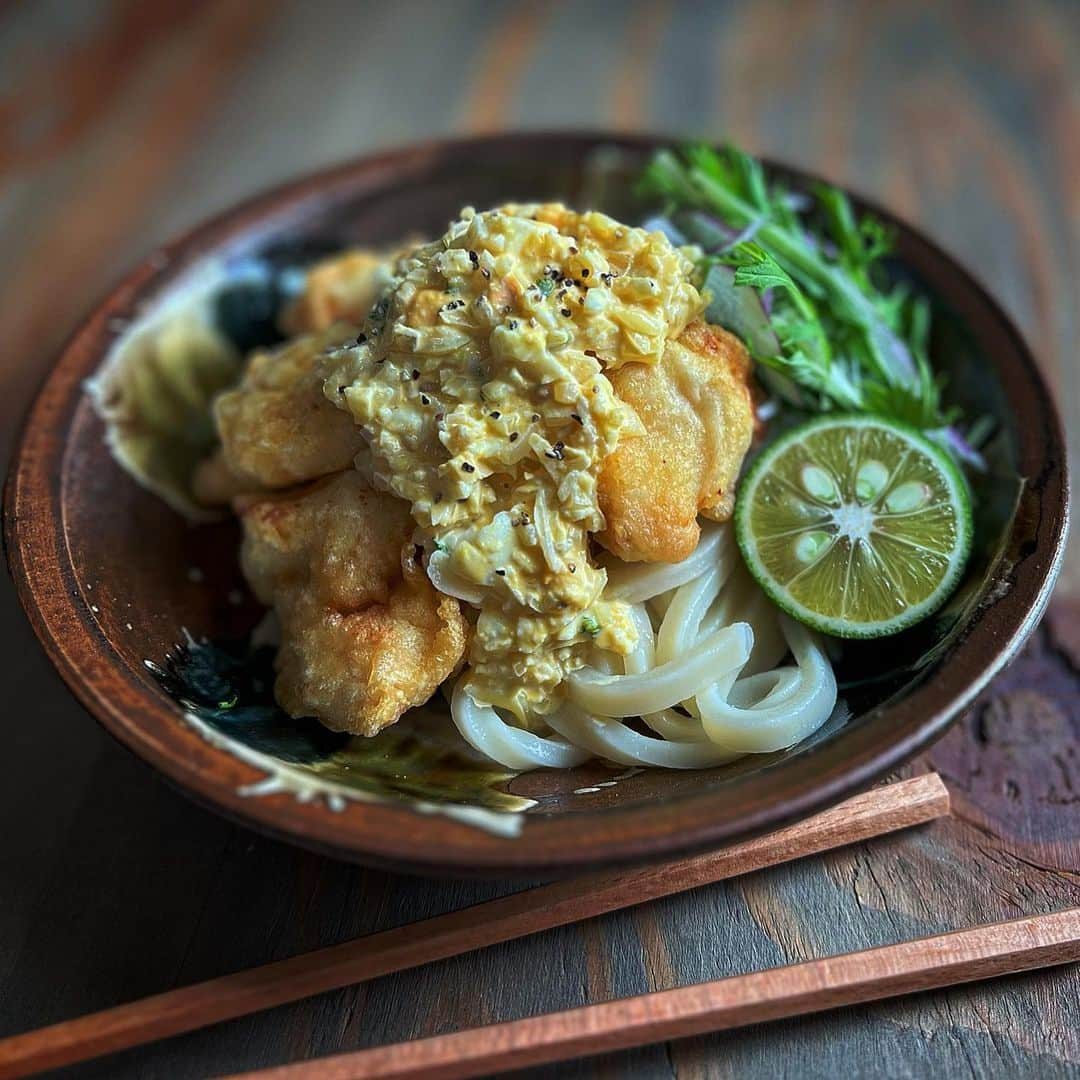 はらぺこのインスタグラム：「昨日のお昼はうどん✌️  でっかい鶏天に濃厚タルタルソース シャキシャキの水菜に玉ねぎ 見てるだけでよだれが〜🤤 行く時間ないし作ろう！  爽やかなすだちをぎゅーっと絞って いただきます🙏 たまらんめちゃくちゃ旨ーー❤️  鶏天はもも肉？むね肉？ どっちで作るのが正解なんかな？ ウチは唐揚げはもも肉 鶏天はむね肉で作る派😄 ま〜揚げたてを食べるならどっちでも 美味しいんやけどね🤎  2枚目は可愛い私のストーカーくん🥰 毎日毎日癒しをありがとね🐾  #お昼ごはん #うどん #丸亀製麺 #タル鶏天ぶっかけ #鶏天 #すだち #タルタルソース #おうちカフェ #おうち時間 #おうちごはん #フーディーテーブル #おうちごはんlover #野菜 #食育 #家庭料理 #和食 #料理 #日々の暮らし #丁寧な暮らし #クロワッサン大人のうつわ部 #チーム早起き #器 #うつわ #深貝工房 #深貝公拓 #やちむん #沖縄 #トイプードル #癒し #いぬのきもち」