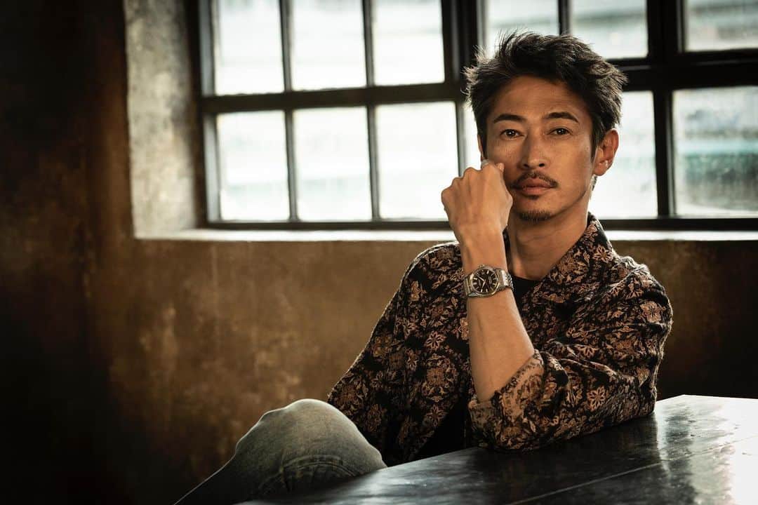 窪塚洋介のインスタグラム：「The King’s Spend of Time.  キングセイコー @seikowatchjapan の新作はヴィンテージ感のあるデザイン。 ダイヤルカラーは3色で、それぞれのスタイルに合わせられる。 メタルブレスレットをバンドに付け替えることで、さらにバリエーション出せるし。 俺も一本持ってるけど、コレ渋いよ。  俺のインタビューは、 エスクァイアジャパン @esquirejapan のwebで公開中!!!  #seiko #kingseiko」