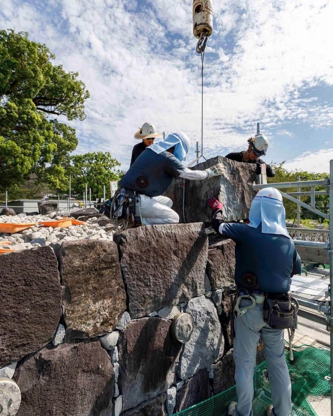 熊本城さんのインスタグラム写真 - (熊本城Instagram)「【熊本城調査研究センターニュース🔍】 ～飯田丸五階櫓の「奇跡の一本石垣」積み直し完了～ 飯田丸五階櫓は本丸南西部に位置する櫓で、平成28年熊本地震によって大きな被害を受けました。 その際に崩落した飯田丸五階櫓石垣は、角石のみで櫓の倒壊を防いだことから「奇跡の一本石垣」と話題になりました🧐 8月24日に、その「奇跡の一本石垣」部分の積み直しが完了しました✨ 　積み直し作業は今後も続きますが、年内に飯田丸五階櫓石垣が完全復旧の予定です😄 #kumamoto #japan #japantrip #instagood #instagram #kumamotocastle #日本 #熊本 #熊本城 #城 #castle #加藤清正 #日本100名城 #熊本観光 #観光 #trip #cooljapan #熊本城調査研究センター #熊本城調査研究センターニュース #飯田丸 #飯田丸五階櫓 #石垣」9月5日 10時19分 - kumamoto_castle