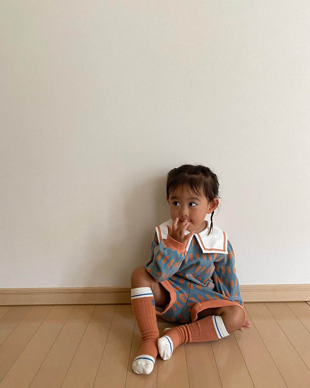 三方美穂さんのインスタグラム写真 - (三方美穂Instagram)「いつしかハマってしまった子ども服ブランド @moimoln.jp 💛 デザインと柄、色づかいがとってもタイプ☺️  ライオンの刺繍が可愛すぎるカバーオールに一目惚れして、 オレンジとブルーの色合いが可愛いセットアップ、靴下もget🧡 商品タグも付けてるので気になる方はぜひ🙇‍♀️  このブランドは少し小さめのサイズも多いので、いつも1サイズ上を購入してます！(今回は100cm)  お出かけ着だけじゃなくて、 パジャマも可愛いくて愛用中😪  着れるのはまだ少し先だけど秋が楽しみ🍂 #子ども服 #2歳 #お気に入りブランド #moimoln  #モイモルン #キッズ服　#ベビー服 #キッズコーデ」9月5日 10時28分 - mihomikata