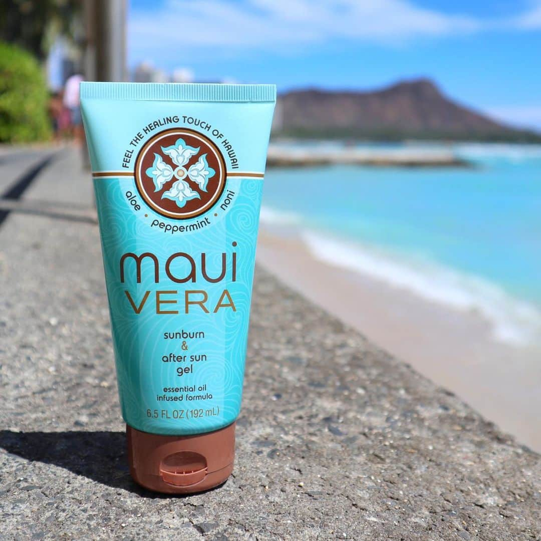 Belle Vie Hawaiiさんのインスタグラム写真 - (Belle Vie HawaiiInstagram)「Maui Vera Sunburn & After Sun Gel マウイベラ アフターサンジェル  ダメージを受けた日焼け後のお肌を優しく癒してくれるマウイベラのアフターサンジェル☀️  オーガニックのアロエベラやラベンダー、ノニ、グリーンティー、ペパーミントなど自然の恵みをたっぷり配合したヒーリングジェルです🌱  有害な化学物質やパラベン、人口着色料、合成香料などは一切不使用！  久しぶりのハワイでたくさん日差しを浴びた方、 ビーチが楽し過ぎて思った以上に日焼けしてしまった方、 ぜひ一度お試しくださいね🏖️👙🩴 ワイキキショッピングプラザ1階の店頭でお取り扱い中です❣️  【ベルヴィー店頭情報】 営業時間: 午前10時〜午後9時　無休 店頭だけのお買い得商品多数有り🤙 詳しくは店頭でお尋ねください  Open Daily 10:00am〜9:00pm Instagram in English  @belleviehawaii.en   #mauivera  #aftersungel  #日焼け後のケア  #アフターサンケア  #新商品  #メイドインハワイ #アロエジェル  #スキンケア」9月5日 10時23分 - belleviehawaii