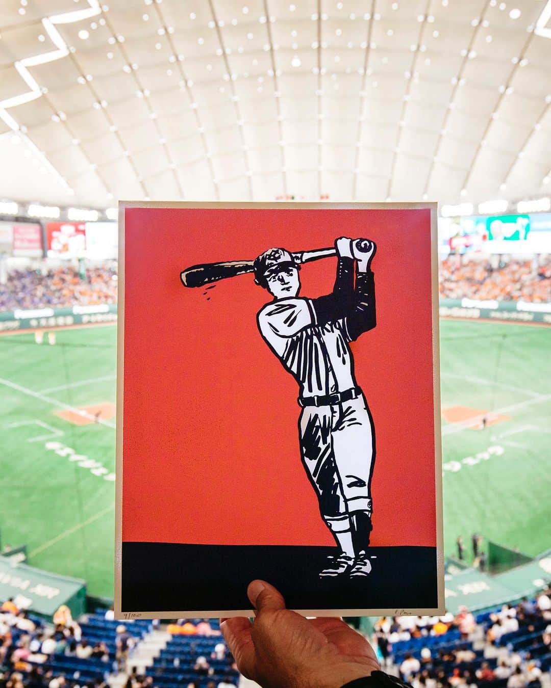Stance Japanさんのインスタグラム写真 - (Stance JapanInstagram)「ナイスゲーム！🏟️⚾️🎨DAY 1 今期からSTANCEがジャイアンツのオフィシャルソックスサプライヤーになったので、野球好きのアンバサダー @russpopeがジャイアンツの試合観戦のため来日しました！ この来日のために描き下ろしてくれたジャイアンツをモチーフにした作品を選手やコーチにプレゼント。試合観戦中も新たな作品をデッサンしていました。試合後は野球殿堂博物館で日本の野球史を学び、最後はジャイアンツファンの集う居酒屋でフィニッシュ！ ナイスゲームなDAY 1でした！  📷 @ysz.photo   この日の動画もアップされてます。プロフィールのリンクからご覧ください↑  #ありきたりはつまらない #巨人 #ジャイアンツ #読売ジャイアンツ #stitcheddifferent  #theofficialsockofmlb #punksandpoets #stancesocks  @yomiuri.giants @stanceofficial @stancebaseball」9月5日 10時30分 - stance_japan