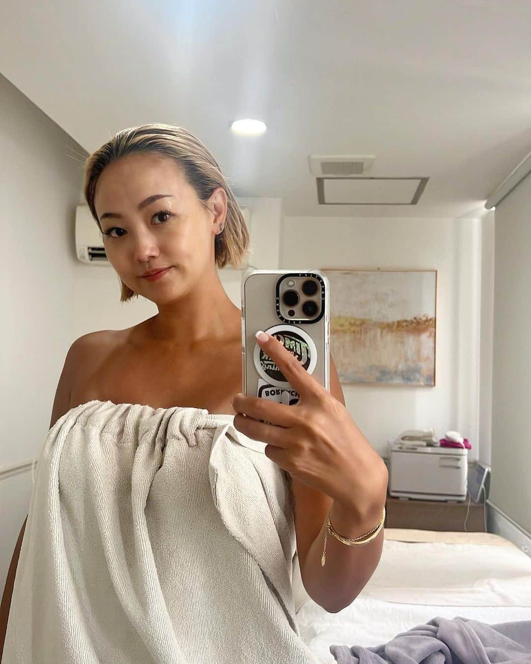 亜弥のインスタグラム：「🪽 私の周りのお肌がキレイな子たちが通ってて ずっと行きたかった @pvstotto へ🦋  今年の夏はかなり太陽と仲良くなったので☀️😂 スタッフさんと相談しながら私のお肌に合わせて 今回は【紫外線除去コース】にしました✨  ・紫外線クリームマッサージ ・ヒト幹細胞(エクソソーム)美容液導入 ・水素パック ずっとやりたかったエクソソーム！ 水素パックは紫外線で溜まった活性酸素も 取り除いてくれる効果あり！ エイジングケア、肌の水分量もアップしてくれるから オススメ🫶🏾  今の私にピッタリのメニュー🤍 肌質やトラブルと向き合ってくれるし的確なアドバイスを くれるスタッフさんがいるから安心😌  私は洗顔をサボりがち… (乾燥が気になっていたからしなかったの) お肌のシミの原因はもしかしたら紫外線じゃなくて、 摩擦や汚れから出来てしまったかも😱 怖い…コワイ… お肌ともっと向き合わなきゃと実感🫥  紫外線を受けたお肌がプルプル、 つるつるのフワフワなりました🥰  今日から更にお肌ケアをもっと頑張ります✨  #totto  #恵比寿エステ #肌質改善  #スキンケア」