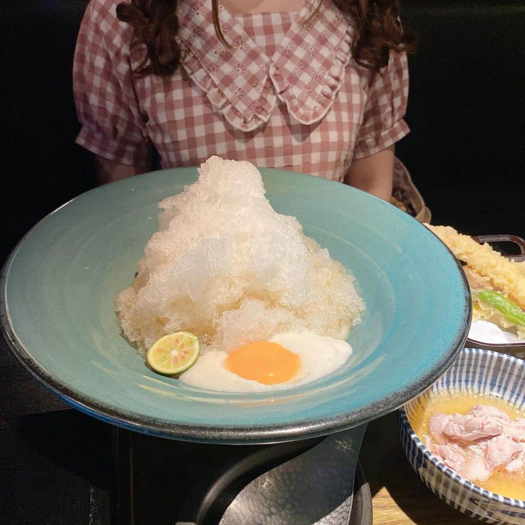 伊藤芽衣のインスタグラム：「いつの日かの 新宿ランチ♡ ⁡ 打ち合わせの後に 大好きなつるとんたん！ ⁡ めいは ふつうの あったかいおうどんを 頼んだのですが、 ⁡ スタッフさんが 頼んだ冷たいおうどんが なんだかとても映えていたので笑 ⁡ 一緒に撮ってもらいました♡ ⁡ パスタかおうどん！ めいはひたすら麺類が 好きです…♡ ⁡ （半年くらいがんばってたことが もう少しでお知らせできそう♡ 楽しみにしてもらえたら うれしいです…♡）」