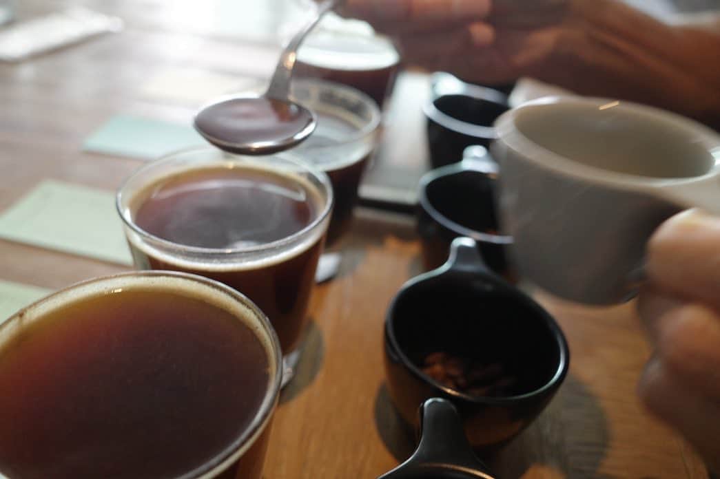 吉田栄作さんのインスタグラム写真 - (吉田栄作Instagram)「コーヒー　珈琲　Coffee  それはとても好きな  飲み物。毎朝 豆と焙煎具合を選び ミルでその豆  を挽く。その時点でミルから解き放たれた香りに  やられる。フィルターに挽いた豆を落とし 沸かし  た湯を少し 豆は膨らみ その香りは更に広がる。　  あとは湯を滑らかに周し入れるが この過程も  とても大事。出来上がったコーヒーを香りととも  に ひと口 ふた口 そして み口。 それはまさに茶道  だ。　今回OGAWA COFFEE LABOLATORY さん  とのコラボで　オリジナルブレンドを創りまし  た。　精選方法の異なるエチオピアの２つの地区  からコーヒー豆を選び、それぞれ異なる焙煎をし  てブレンドしました。  その名も E.Y2023 Special Blend です！  10月1日の川崎キングスカイフロント東急  REIホテルでのイベントでお飲みいただけます  が 同ホテルのカフェで9月15日からお出し出来  ますので コーヒー好きな貴方！是非お出掛け  下さい☕️」9月5日 10時42分 - eisakuyoshida_official