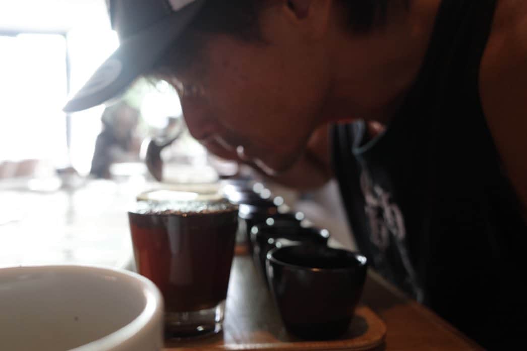 吉田栄作さんのインスタグラム写真 - (吉田栄作Instagram)「コーヒー　珈琲　Coffee  それはとても好きな  飲み物。毎朝 豆と焙煎具合を選び ミルでその豆  を挽く。その時点でミルから解き放たれた香りに  やられる。フィルターに挽いた豆を落とし 沸かし  た湯を少し 豆は膨らみ その香りは更に広がる。　  あとは湯を滑らかに周し入れるが この過程も  とても大事。出来上がったコーヒーを香りととも  に ひと口 ふた口 そして み口。 それはまさに茶道  だ。　今回OGAWA COFFEE LABOLATORY さん  とのコラボで　オリジナルブレンドを創りまし  た。　精選方法の異なるエチオピアの２つの地区  からコーヒー豆を選び、それぞれ異なる焙煎をし  てブレンドしました。  その名も E.Y2023 Special Blend です！  10月1日の川崎キングスカイフロント東急  REIホテルでのイベントでお飲みいただけます  が 同ホテルのカフェで9月15日からお出し出来  ますので コーヒー好きな貴方！是非お出掛け  下さい☕️」9月5日 10時42分 - eisakuyoshida_official